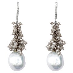 Alex Jona Pendants d'oreilles baroques en or blanc 18 carats avec perles de Tahiti et diamants glacés