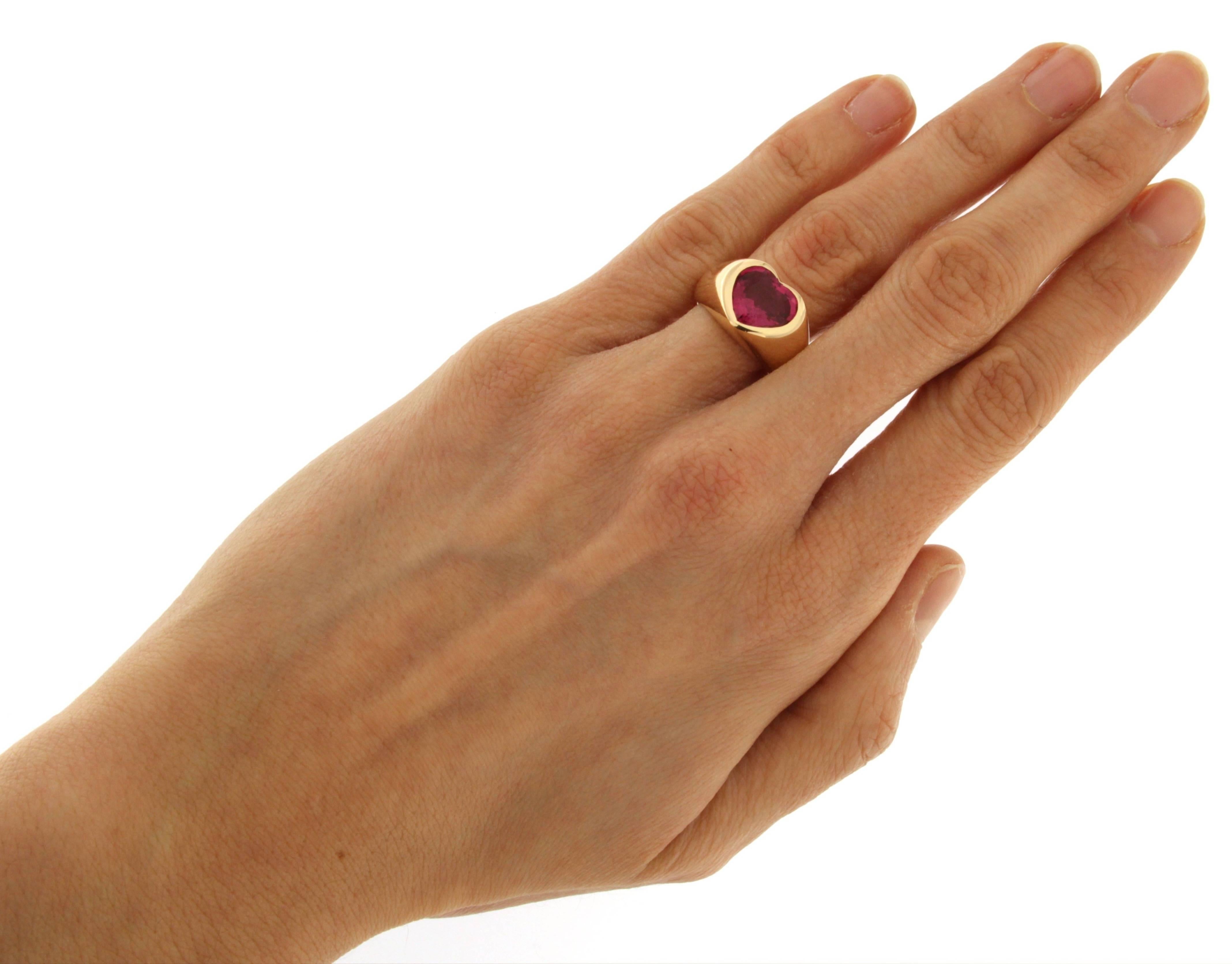Jona design collection, hand crafted in Italy, stunning 18 karat yellow gold signet ring set with a heart cut intense red Rubellite Tourmaline weighing 3.63 carats.
US size 6, can be sized to any specification.
All Jona jewelry is new and has never
