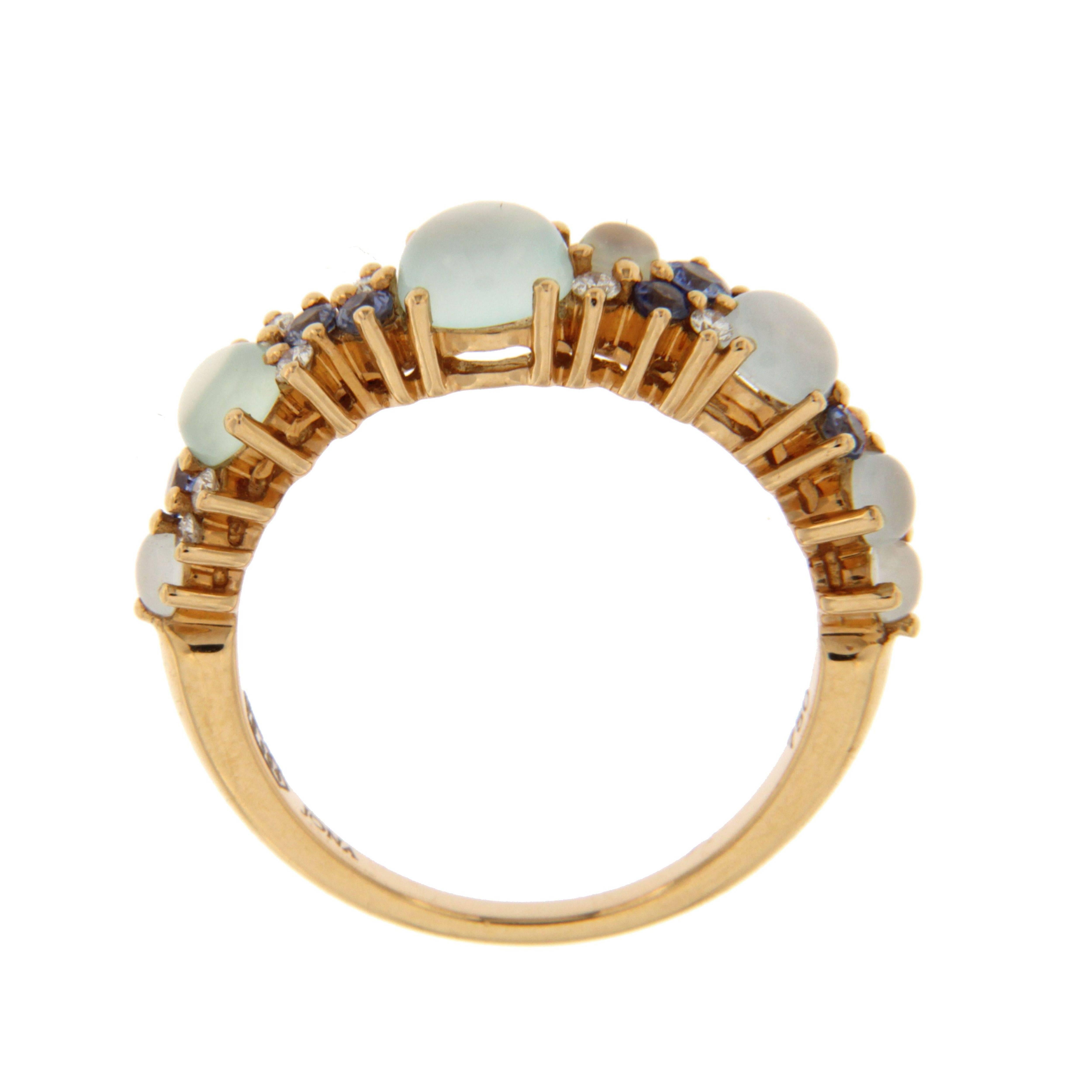 Jona design collection, hand crafted in Italy, 18 karat rose gold ring band, set with cabochon chalcedonies, blue sapphires, aquamarines and 0.12 carats of white diamonds.
Size: US 6/ EU 12. Can be sized to any specification.
All Jona jewelry is