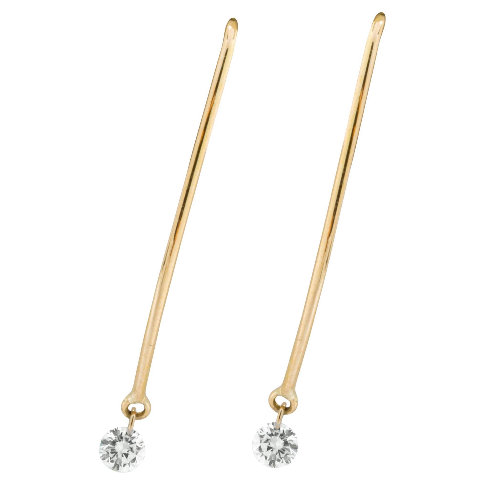 Schwebende weiße Diamant-Ohrringe aus 18 Karat Gelbgold mit Anhänger im Angebot