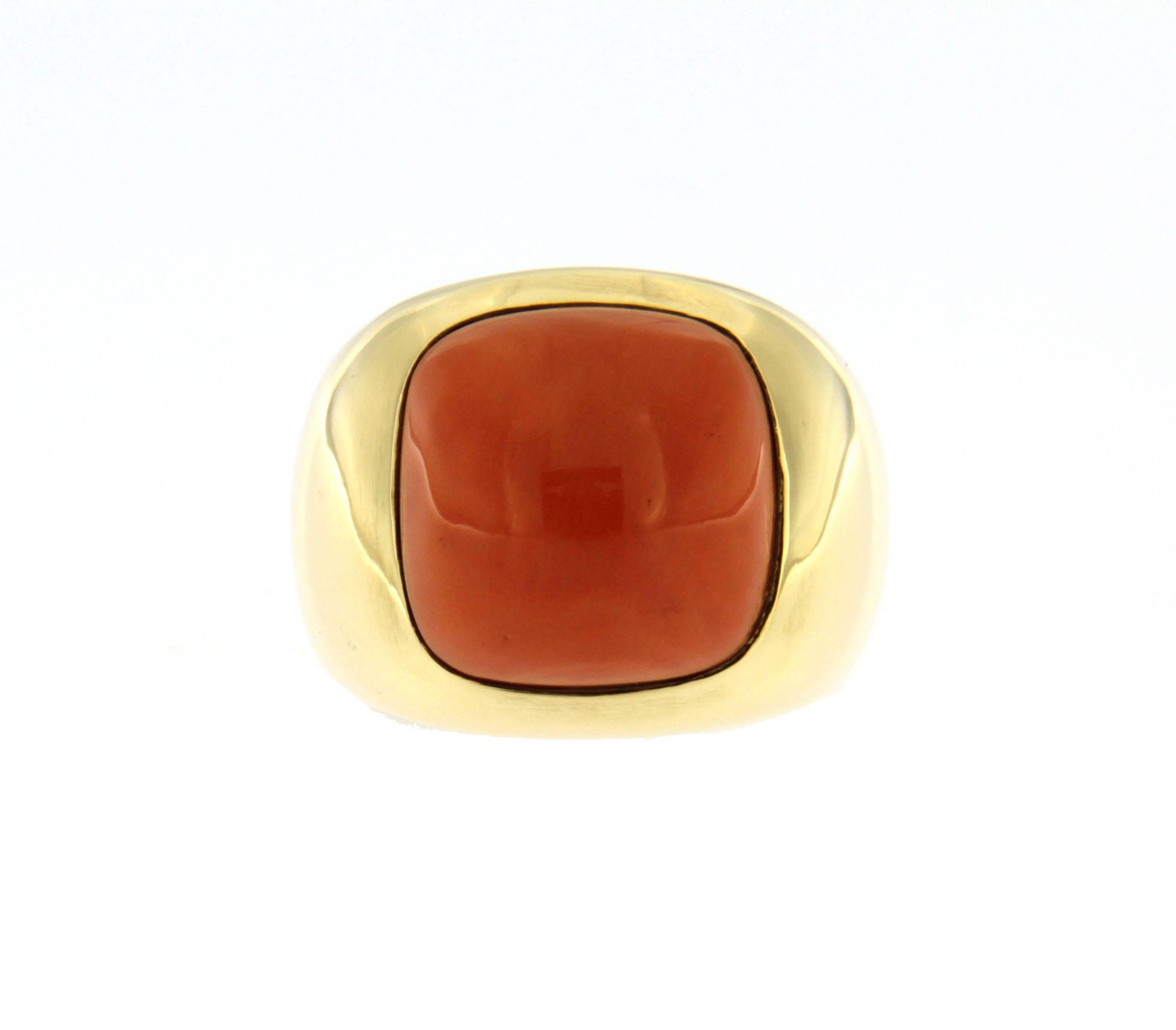 Jona design collection, 18 karat yellow gold band ring, centering a Mediterranean cabochon coral.   
Size US 6, can be sized to any specification.

All Jona jewelry is new and has never been previously owned or worn.