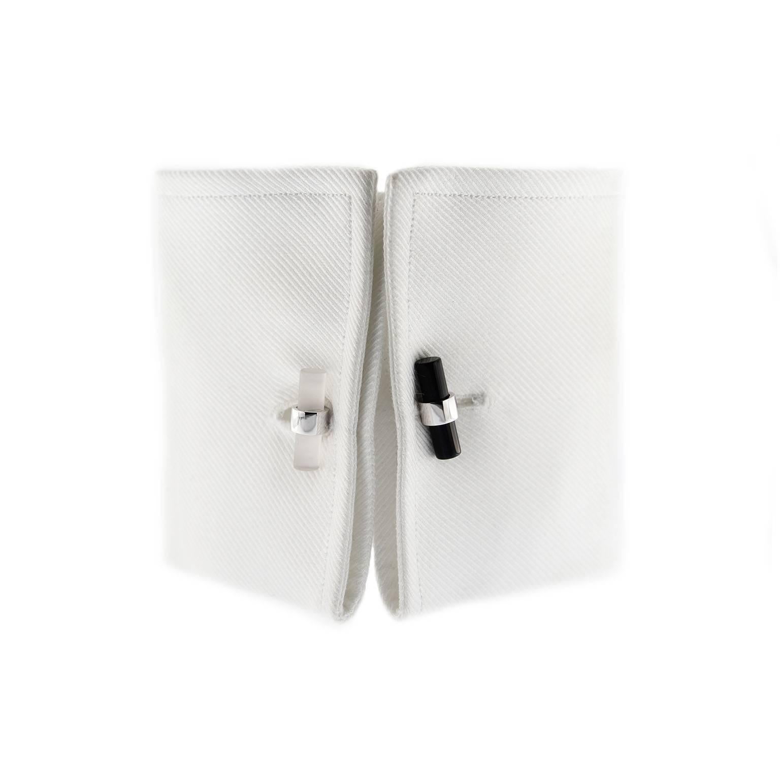 Rock Crystal and Onyx 18 karat white gold bar cufflinks, designed by Alex Jona and hand made in Italy. Marked Jona.
Measurements: 20,43 mm x 7,40 mm (each bar).

Alex Jona cufflinks stand out, not only for their special design and for the excellent