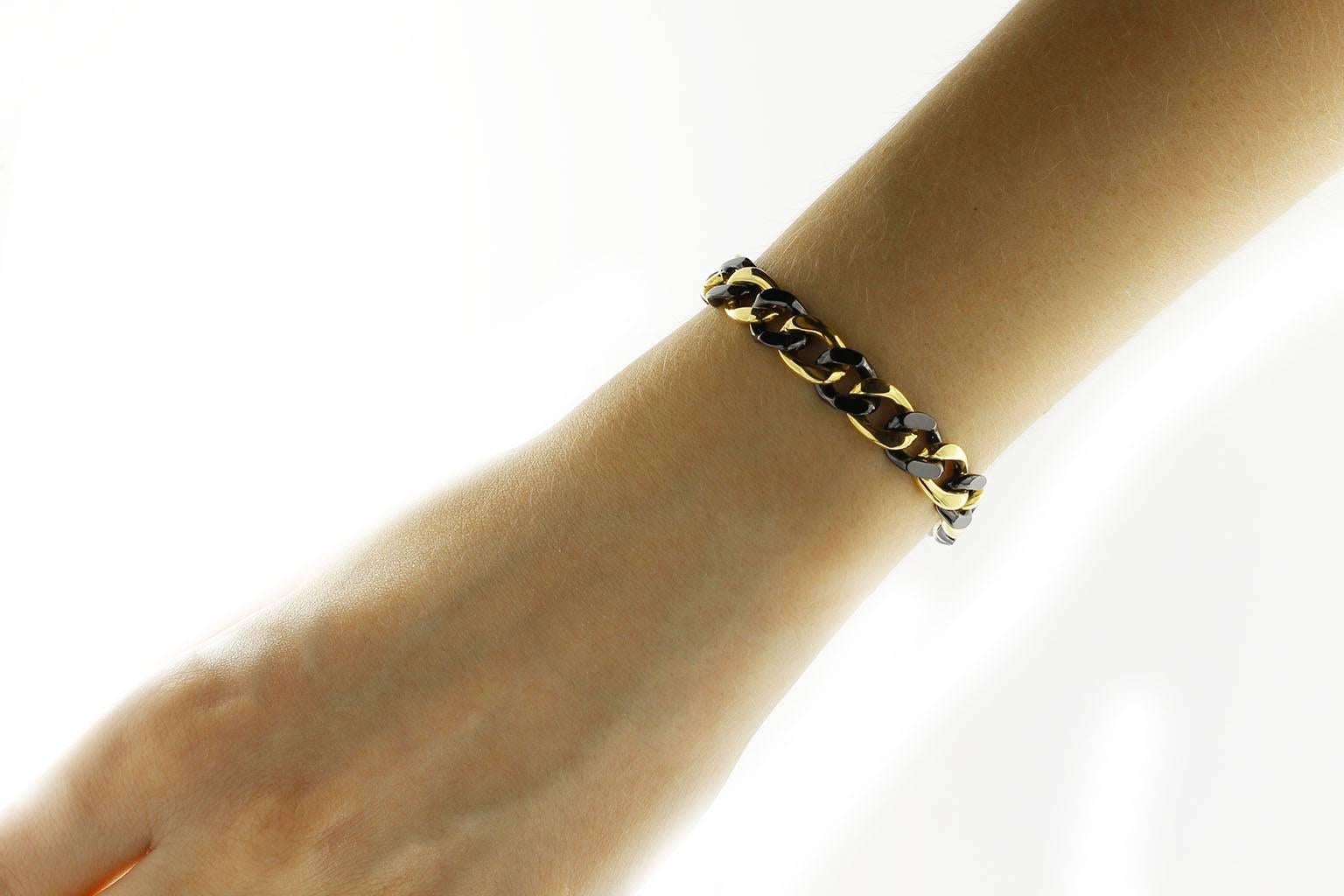 Jona design collection, hand crafted in Italy, alternating 18k yellow gold and black high-tech ceramic curb-link bracelet.
Dimensions :  H x 3 cm, W x 0.8 cm, L x 19.5 cm - H x 1.18 in, W x 0.31 in, L x 7.67 in.
With a hardness approaching that of