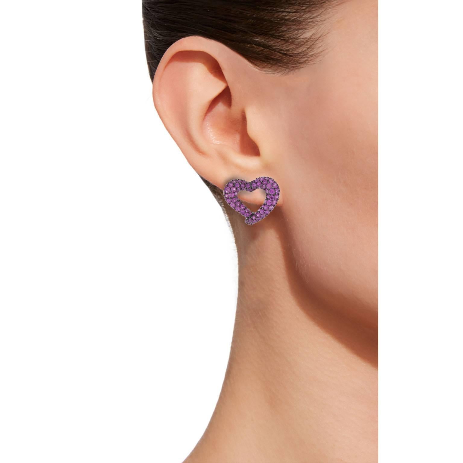 Jona design collection, hand crafted in Italy, open heart ear clips in 18 karat white gold set with an intense Pink Sapphire pavé weighing 8,74 carats (198 pieces) with black rhodium setting.
Dimensions : H 0.78 in x W 0.86 in x D x 0.23 in - H 20