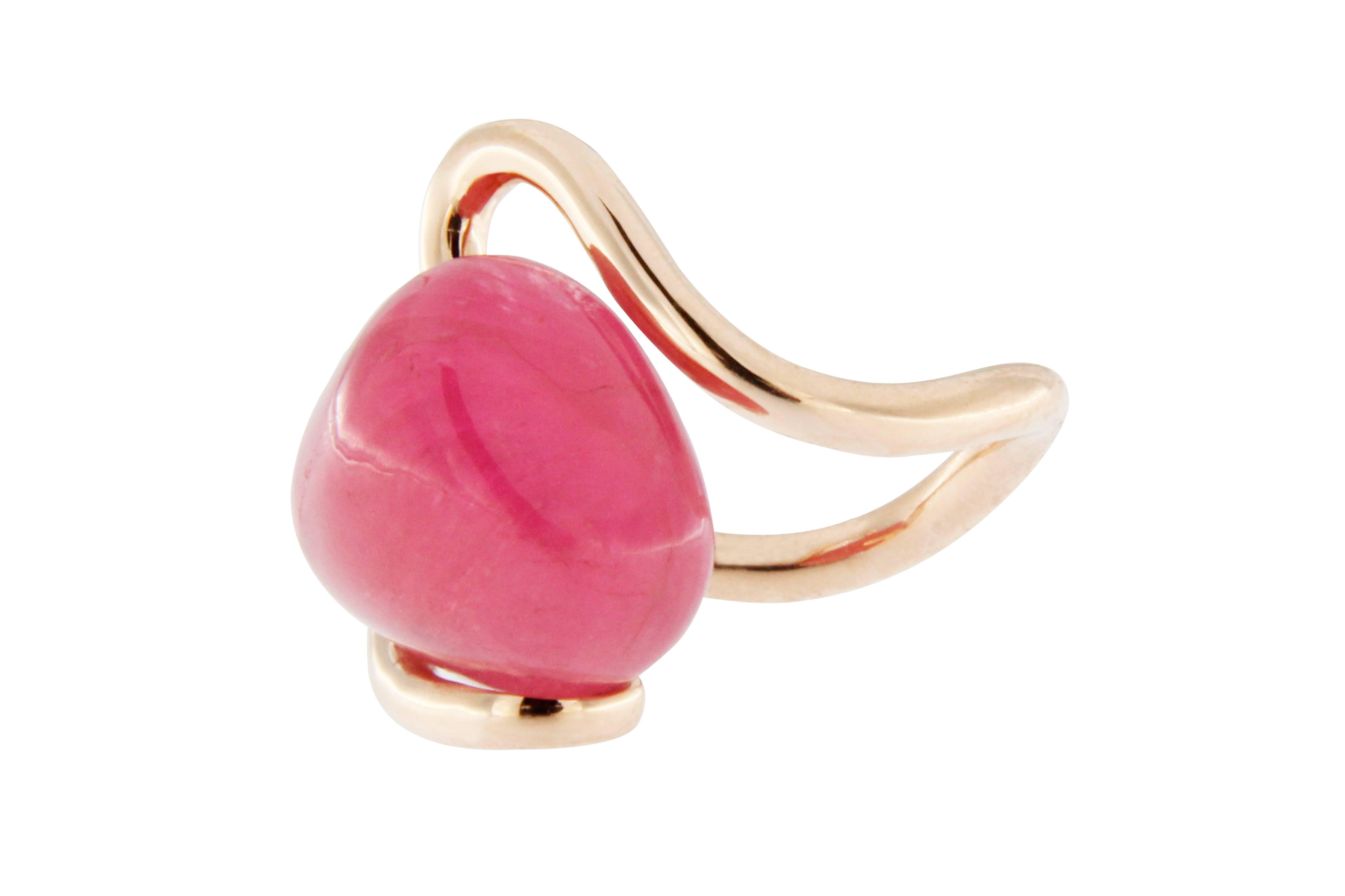 Jona design collection, hand crafted in Italy, 18 karat rose gold free organic shape ring, centering a 20.55 carat pink tourmaline pebble set between two yellow gold waves. Signed Jona. US size 7 (can be sized). Dimensions: 1.2 in. H x 0.9 in. W x