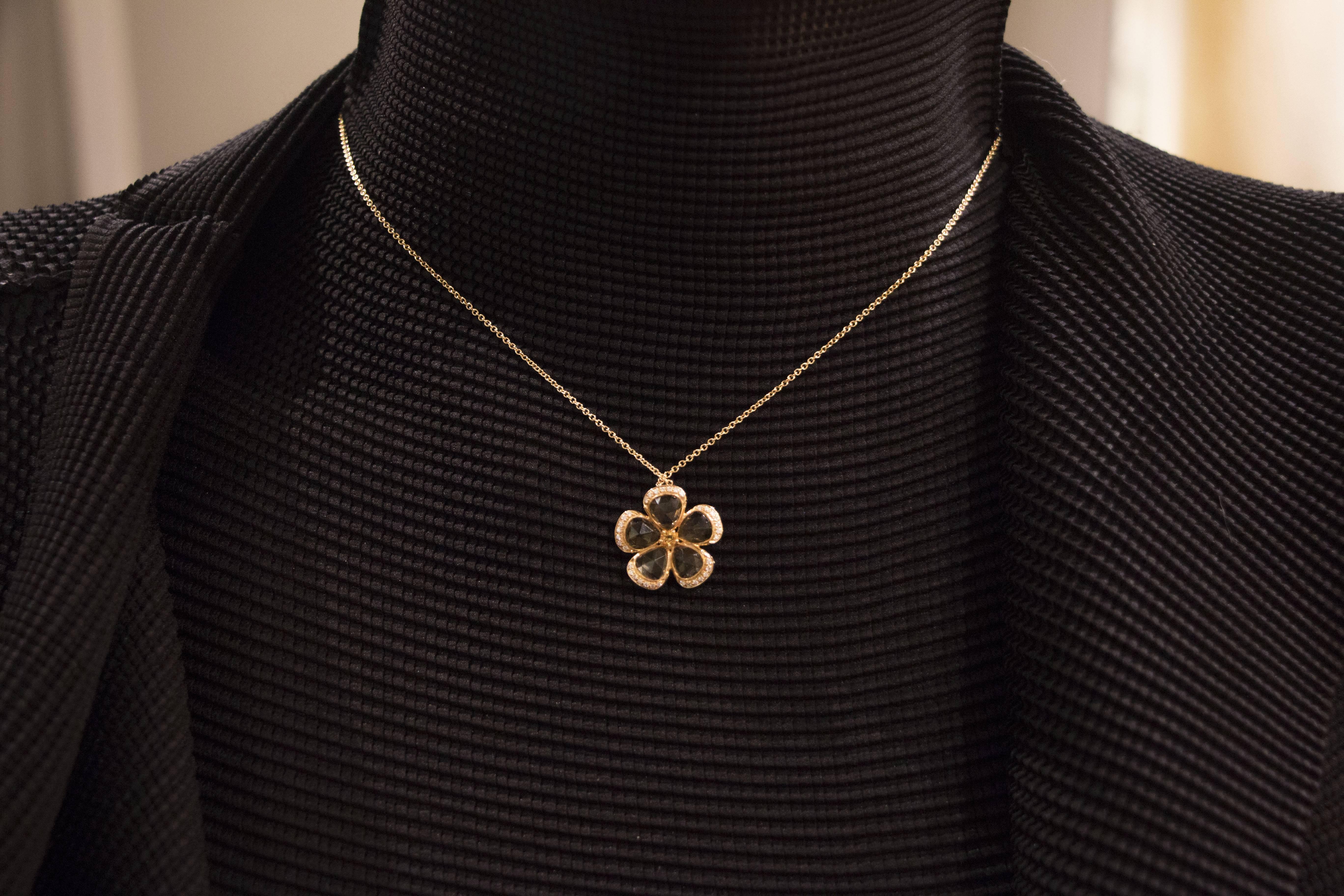 Jona design collection, hand crafted in Italy, 18 karat yellow gold flower pendant set with five citrine quartz petals weighing 3.97 carats in total and white diamonds weighing 0.14 carats, suspended by a 18 karat yellow gold chain 16.5