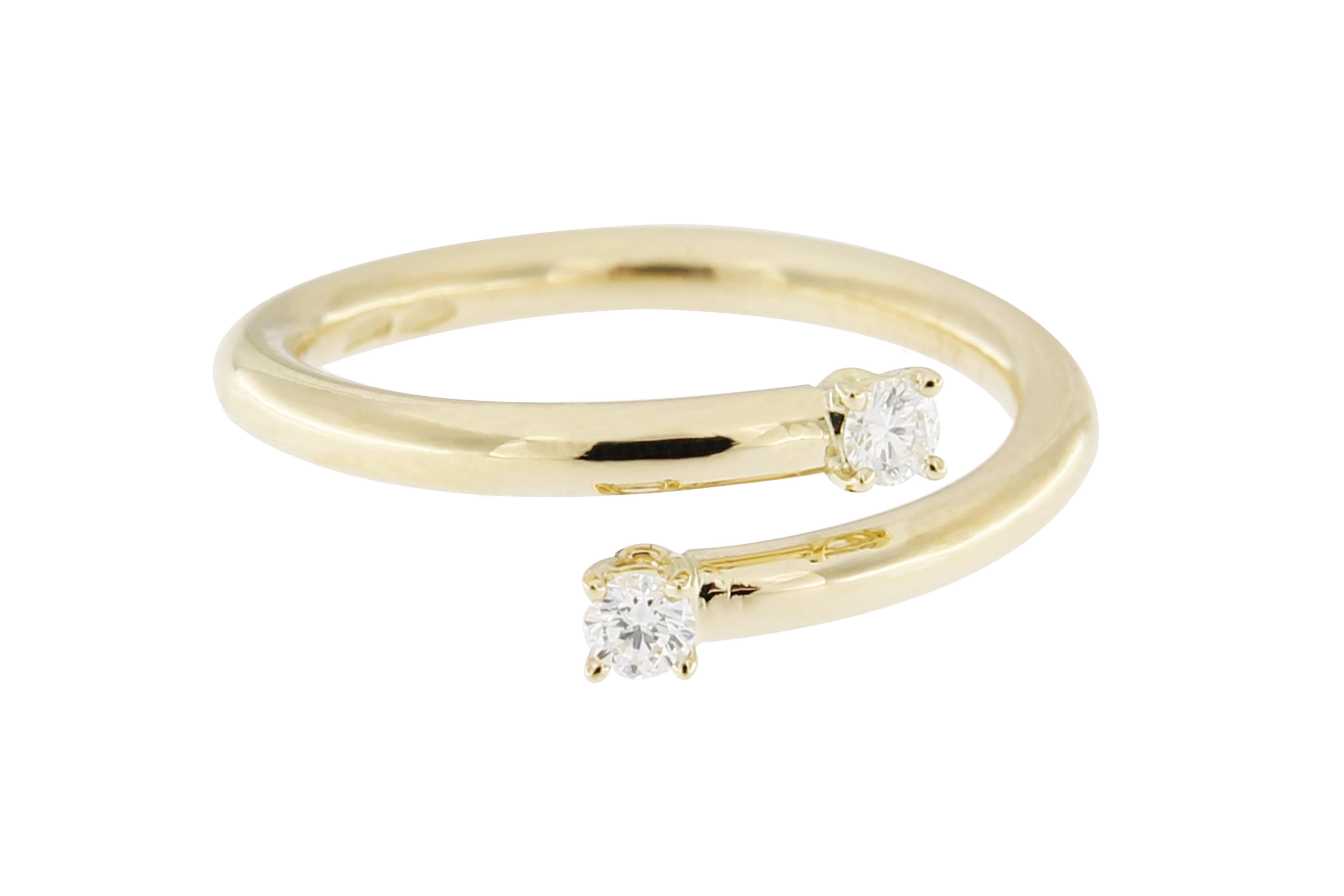 Jona design collection, hand crafted in Italy, 18 karat yellow gold crossover ring set with 0.14 carats of white diamonds, F color, VS 1 clarity. US size 6/ EU size 12.
Dimensions:
0.89 in H/ 0.87 in W/0.09 in Depth
22.7 mm H/22 mm W/ 2.3 mm