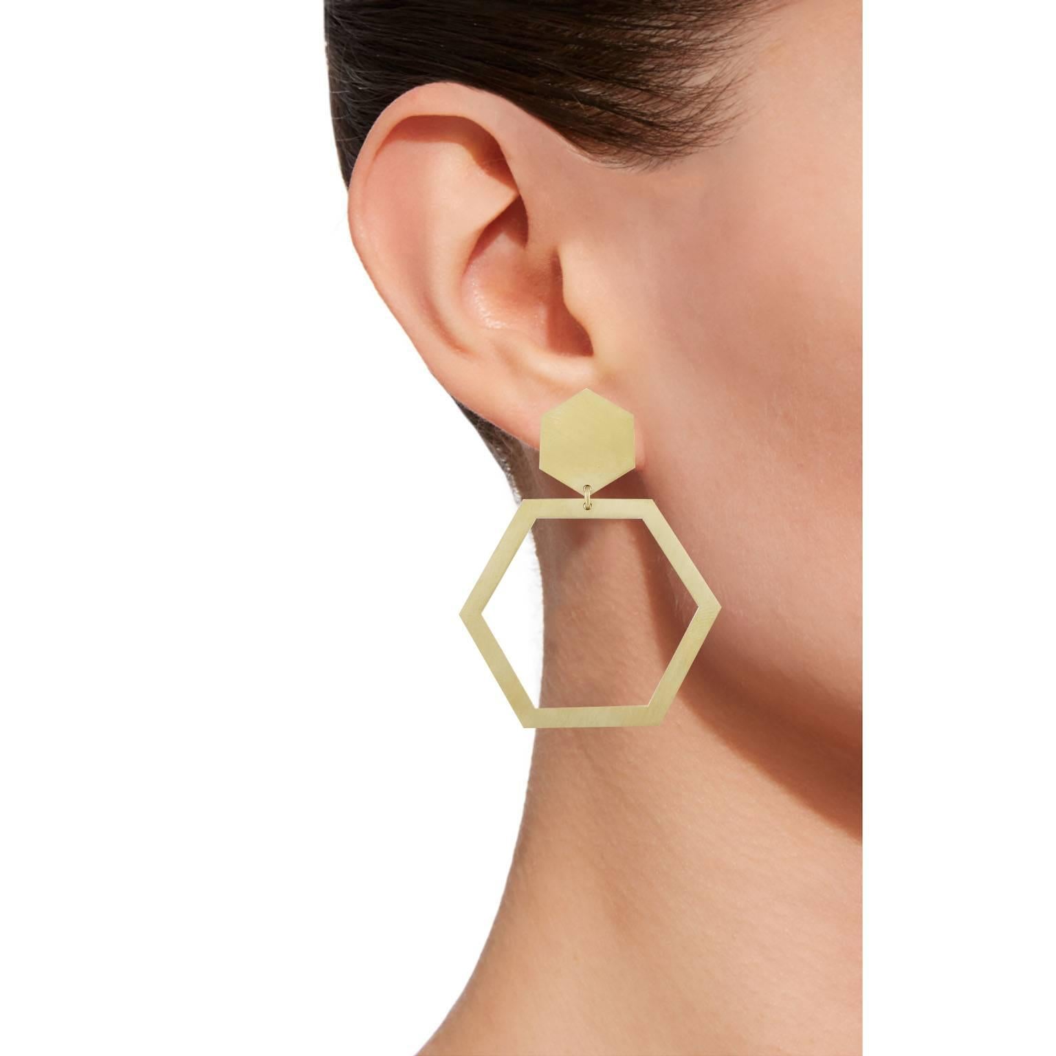Collection design Alex Jona, fabriquée à la main en Italie, boucles d'oreilles pendantes hexagonales en or jaune 18 carats.
Dimensions :
Longueur 2.37