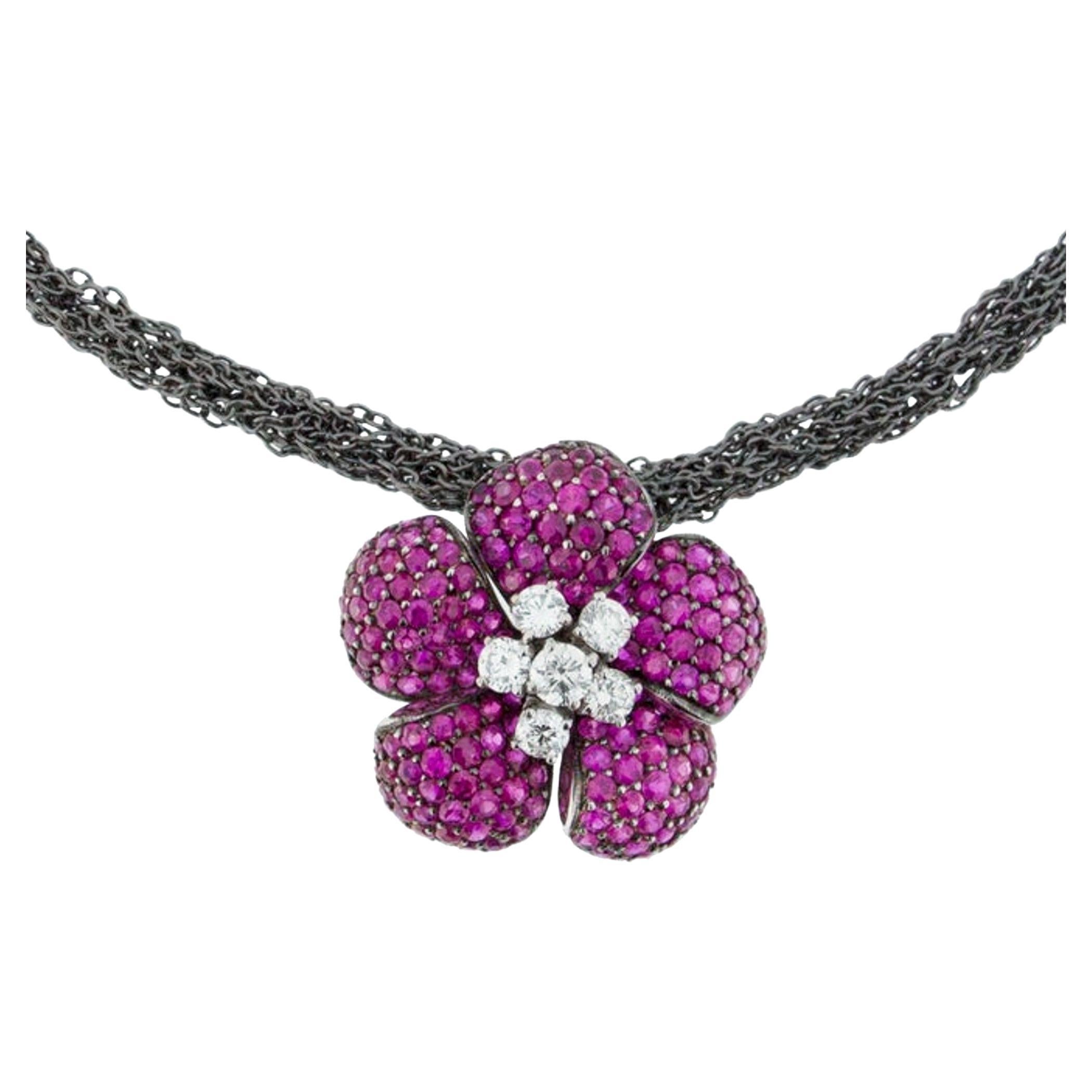 18 Karat Gold Halskette mit Blumenanhänger von Alex Jona an Silberkette mit Rubin und weißem Rand