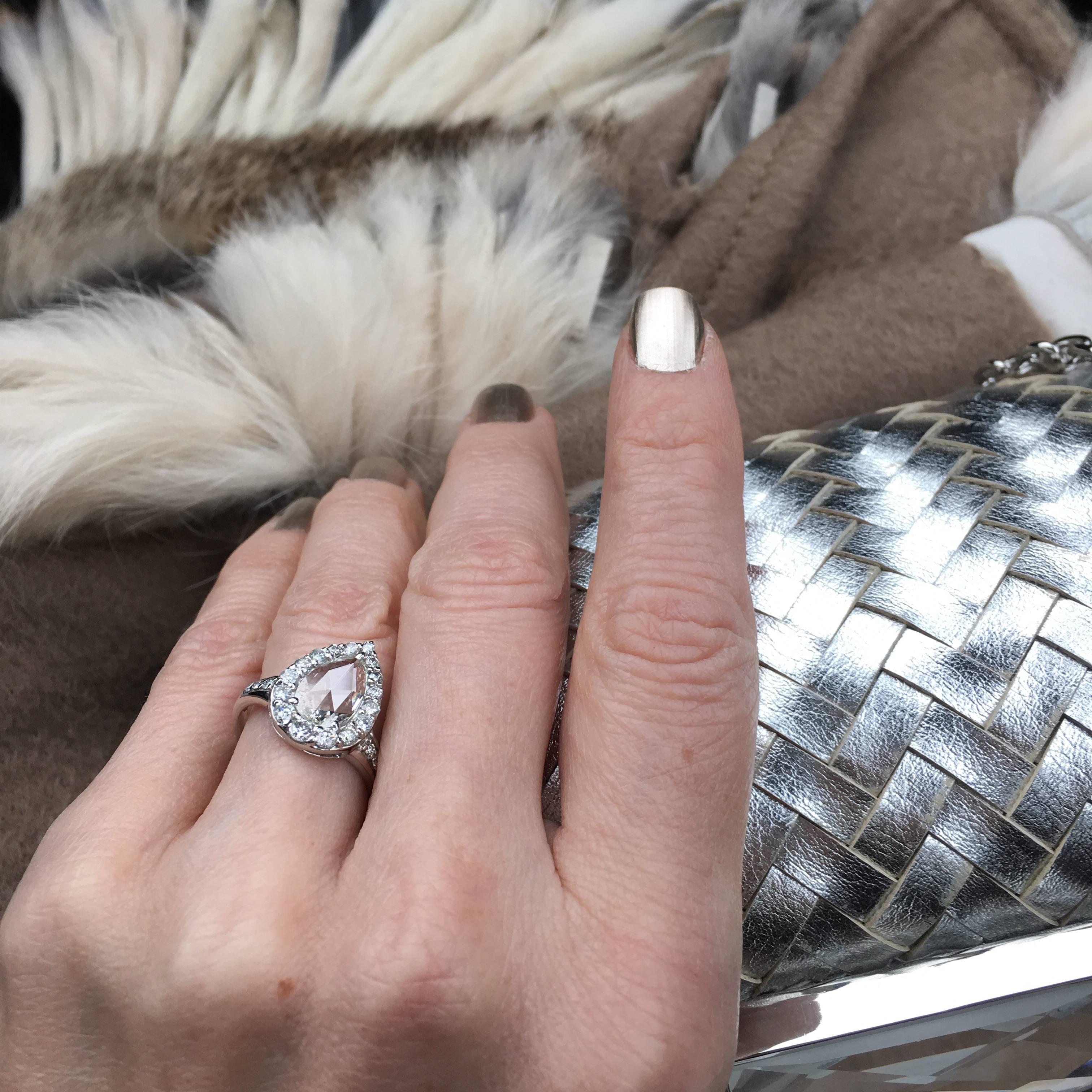 Une vraie bague en diamant qui fait sensation !  Ce spectaculaire diamant central de taille rose est entouré de diamants ronds blancs à facettes de taille graduée, ce qui lui confère un aspect général équilibré et brillant.  Féminin, magnifique et