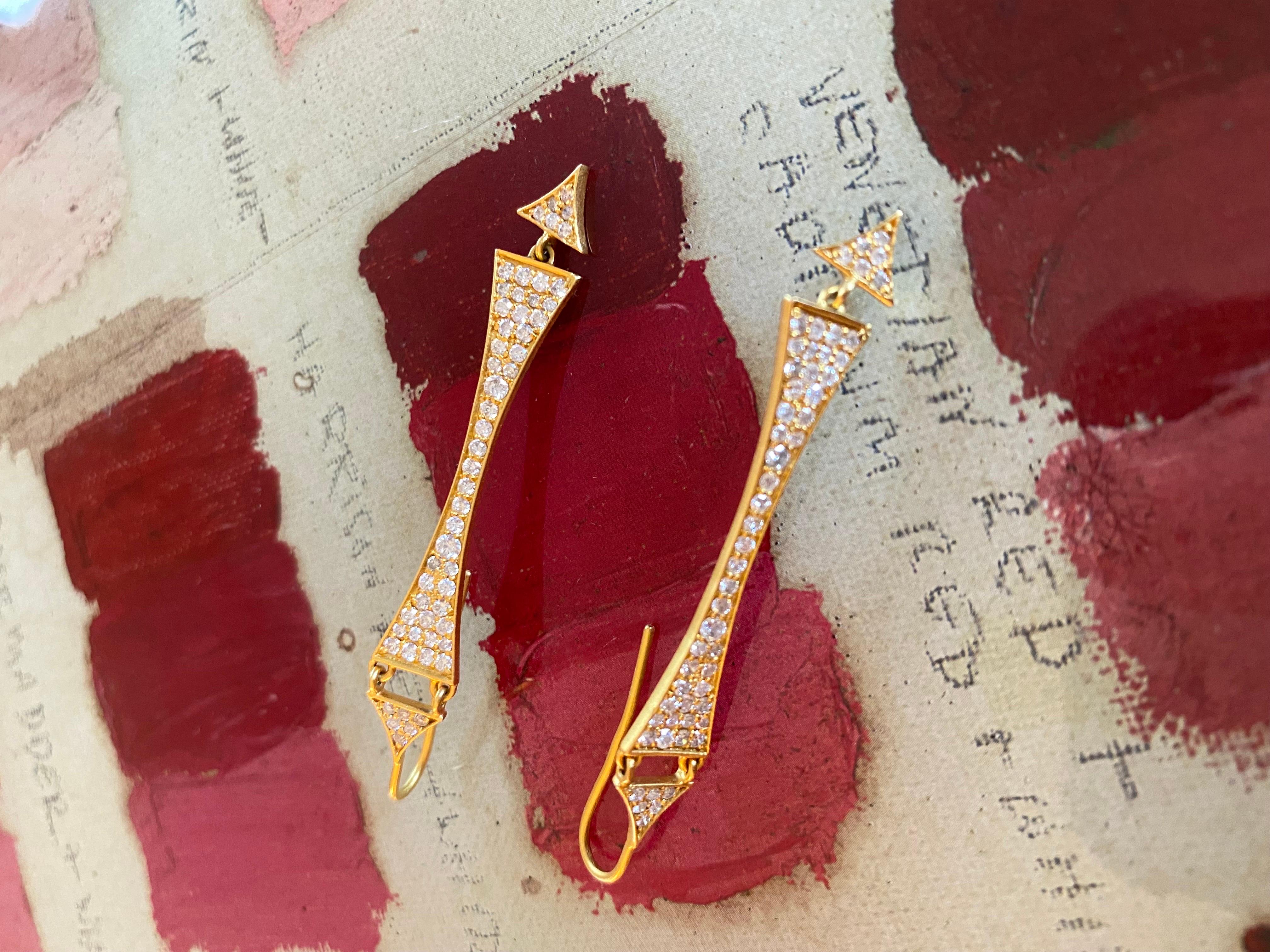 Lauren Harper 1.28 Carat Diamond Gold Column Drop Earrings In New Condition For Sale In Winnetka, IL