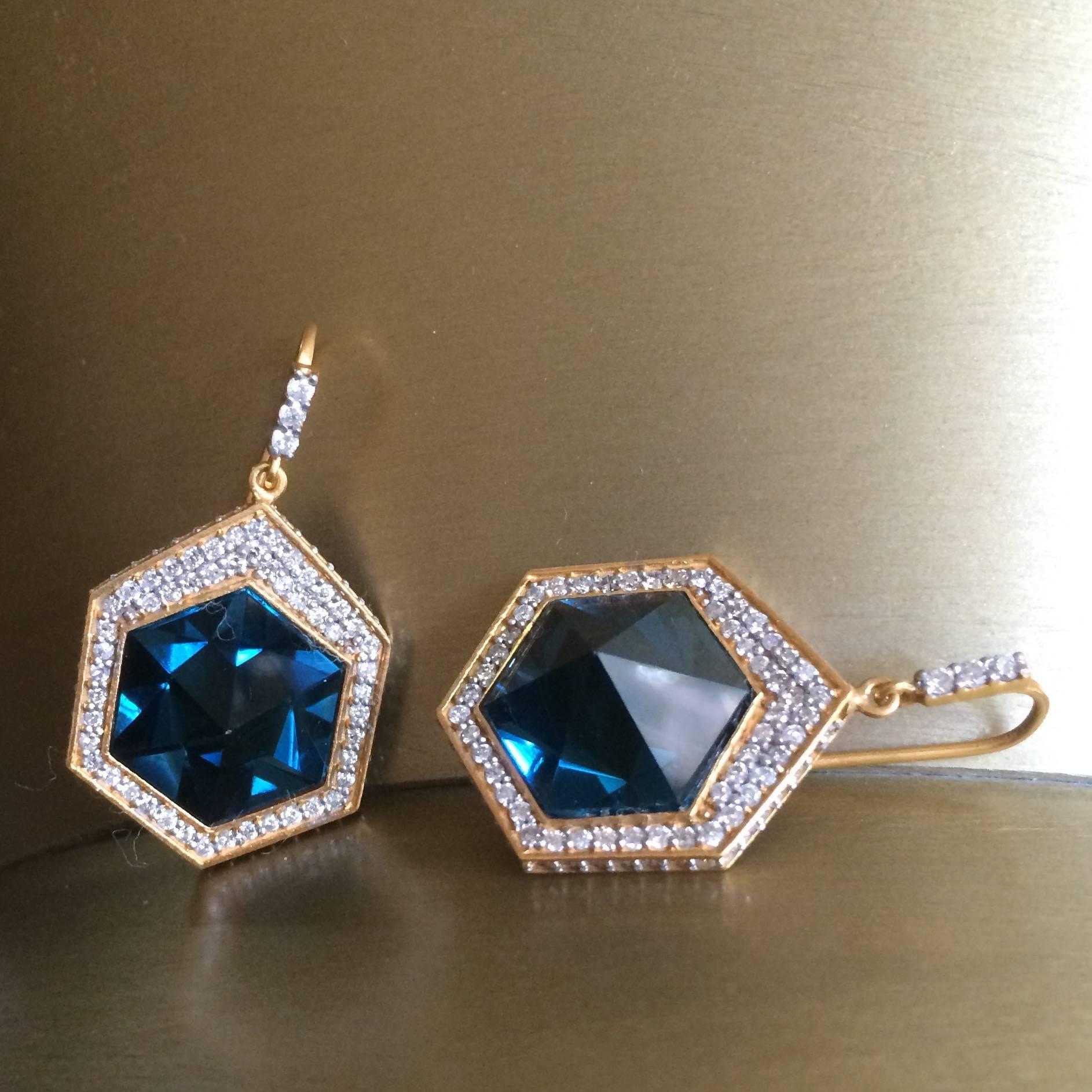 Artist Lauren Harper 1.41 Carats Diamonds London Blue Topaz Pyramid Gold Earrings For Sale