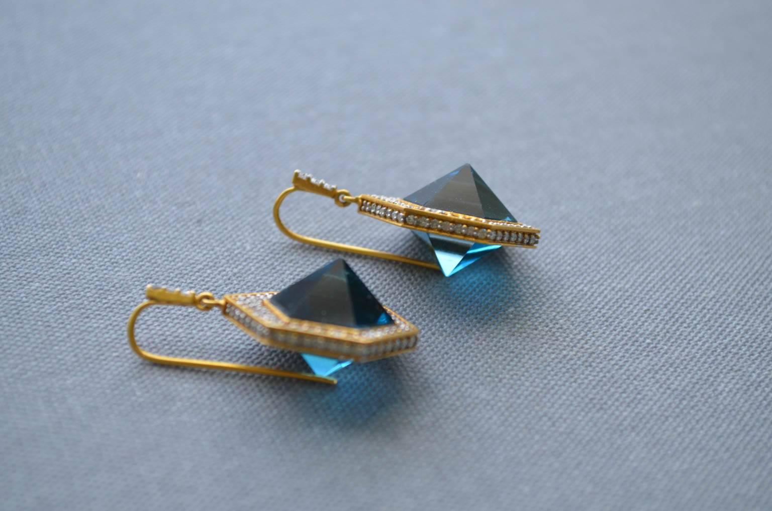 Lauren Harper 1.41 Carats Diamonds London Blue Topaz Pyramid Gold Earrings In New Condition For Sale In Winnetka, IL
