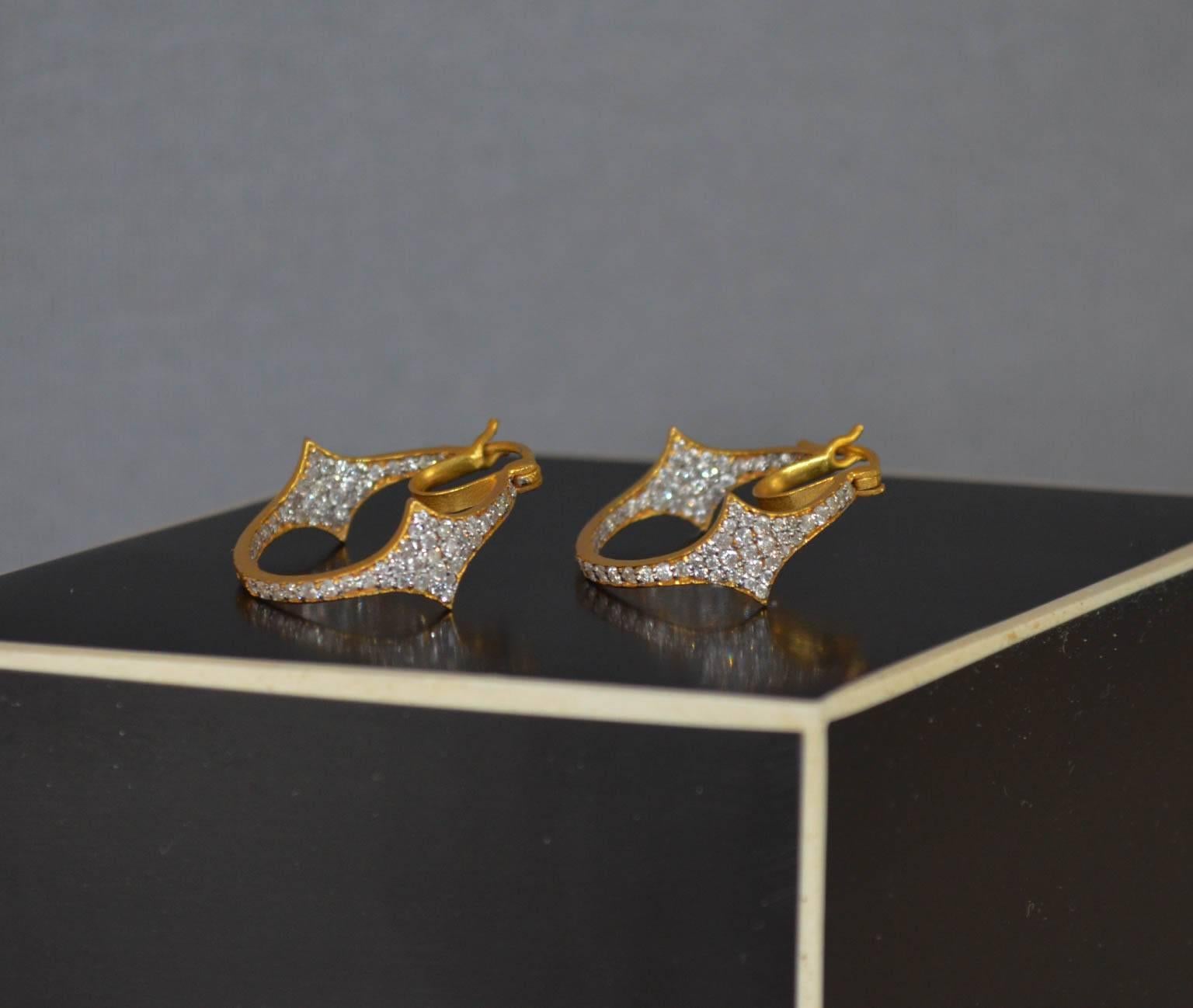 1.72 Carat Diamonds and Gold Hoops by Lauren Harper In New Condition For Sale In Winnetka, IL