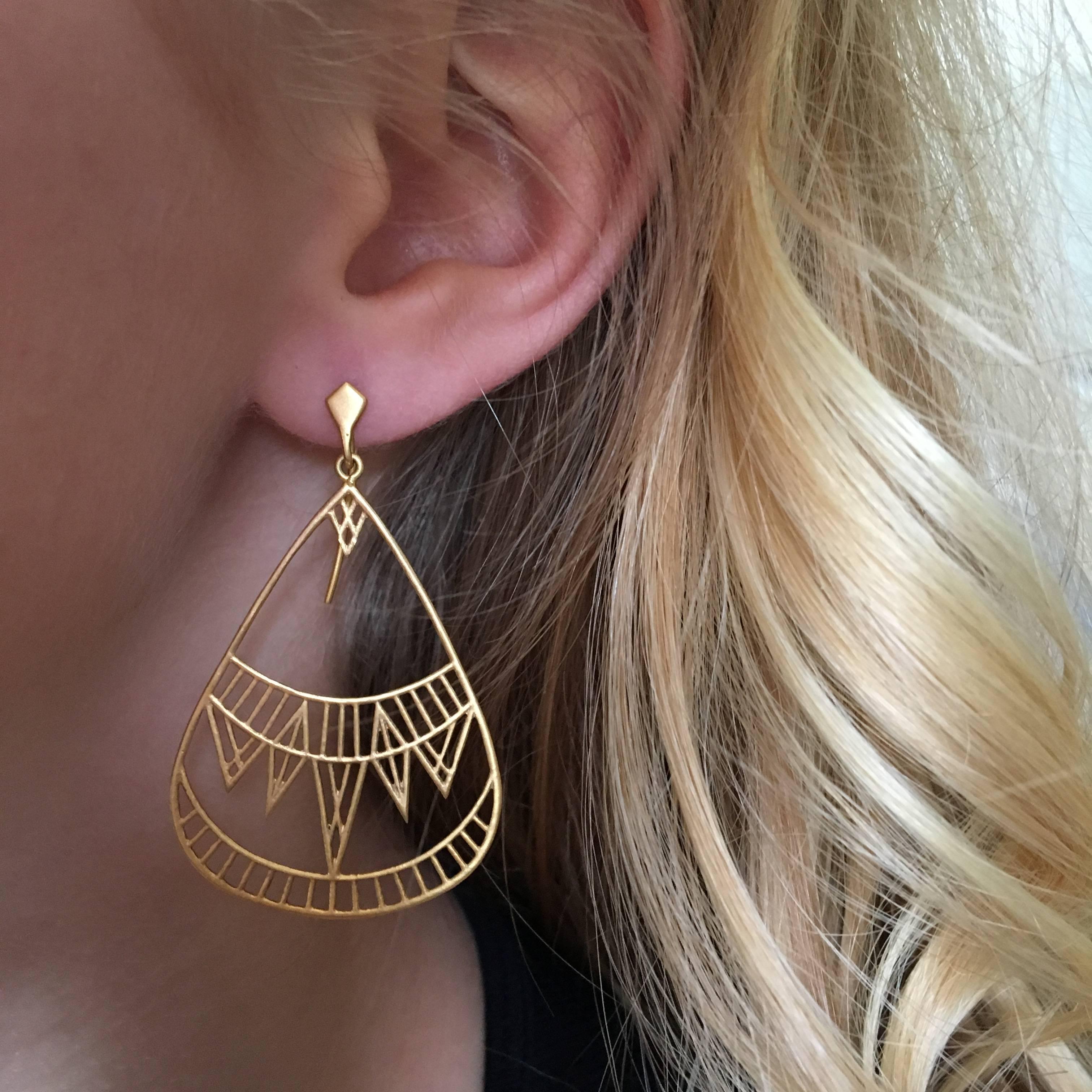 Inspired by the architectural details at the top of NYC's famed Chrysler building, these 18kt Gold earrings are simply stunning.  A perfect choice if you want a big look without a heavy earring, these are so lightweight you wont feel them at all. 