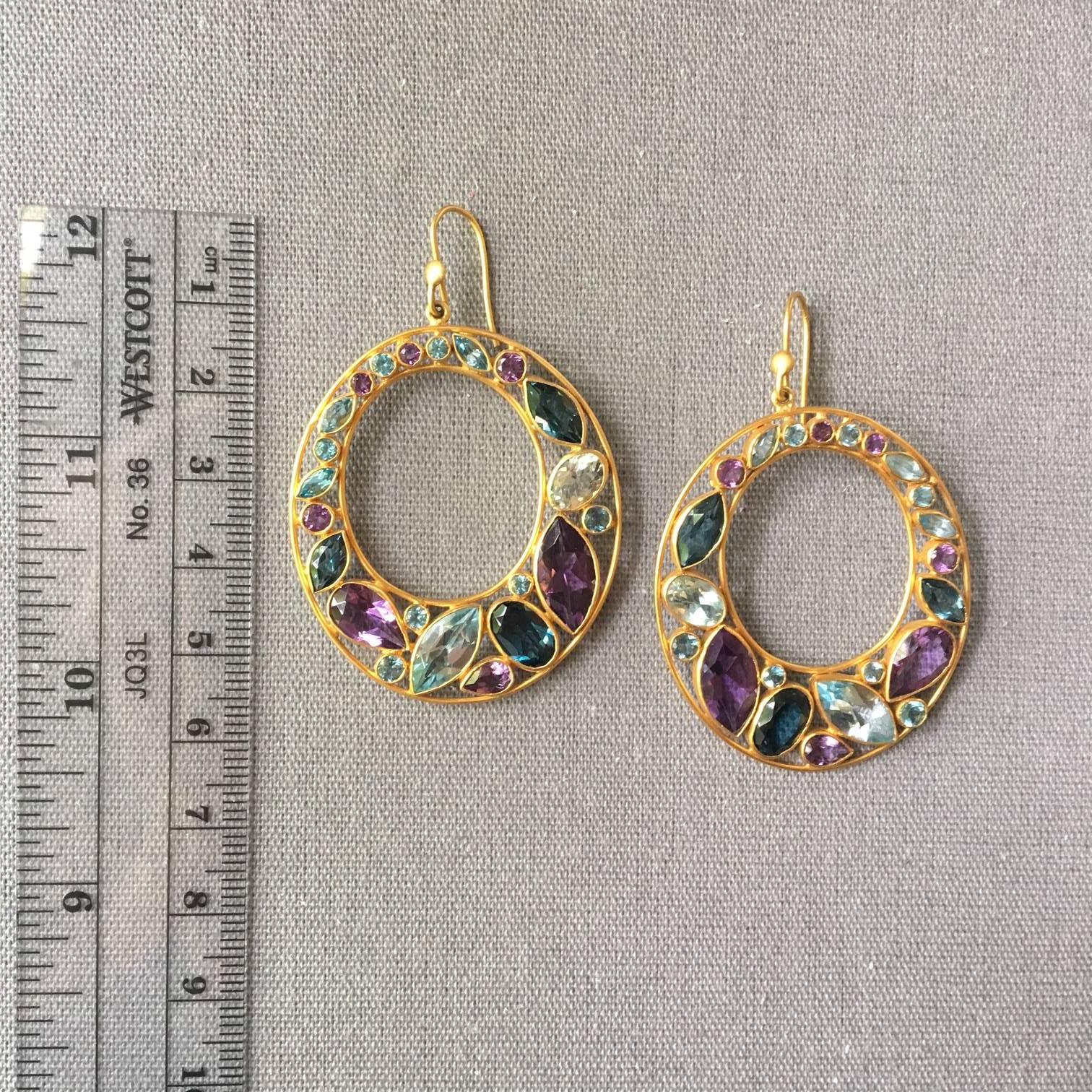 Lauren Harper Collection Orecchini in oro con ametista, topazio blu di Londra e acquamarina in vendita 3