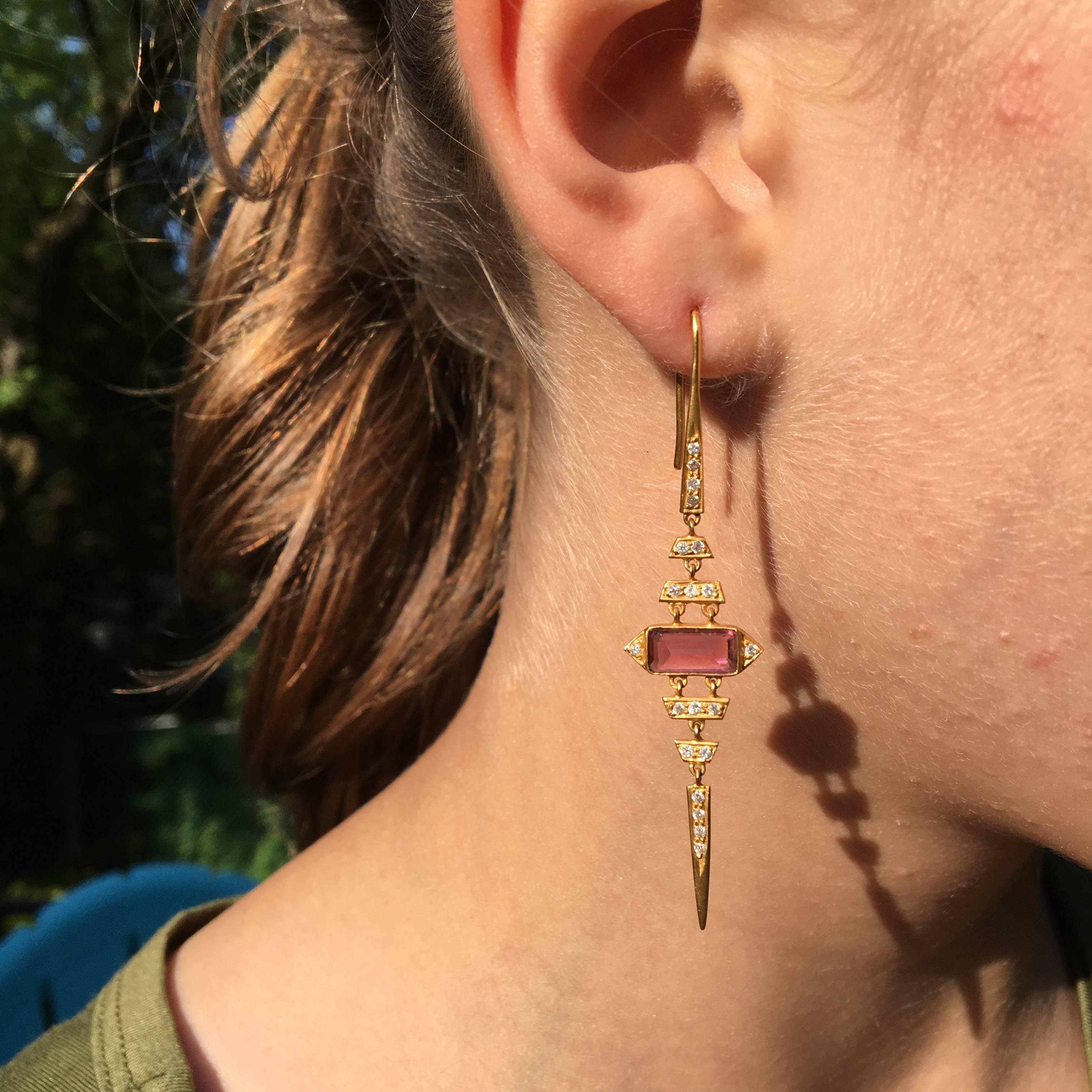 Diese wunderschönen Ohrringe mit rosafarbenem Turmalin und Diamanten sind in Lauren Harpers charakteristisches 18-karätiges Mattgold gefasst und wirken gleichzeitig kokett und kämpferisch.  Sie sind federleicht und bewegen sich anmutig am Ohr. 