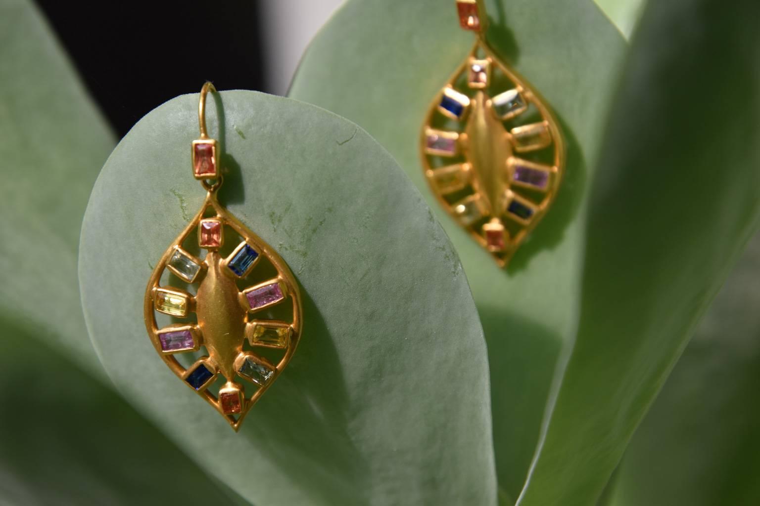Lauren Harper Gold-Tropfen-Ohrringe mit mehrfarbigen Saphiren im Angebot 1