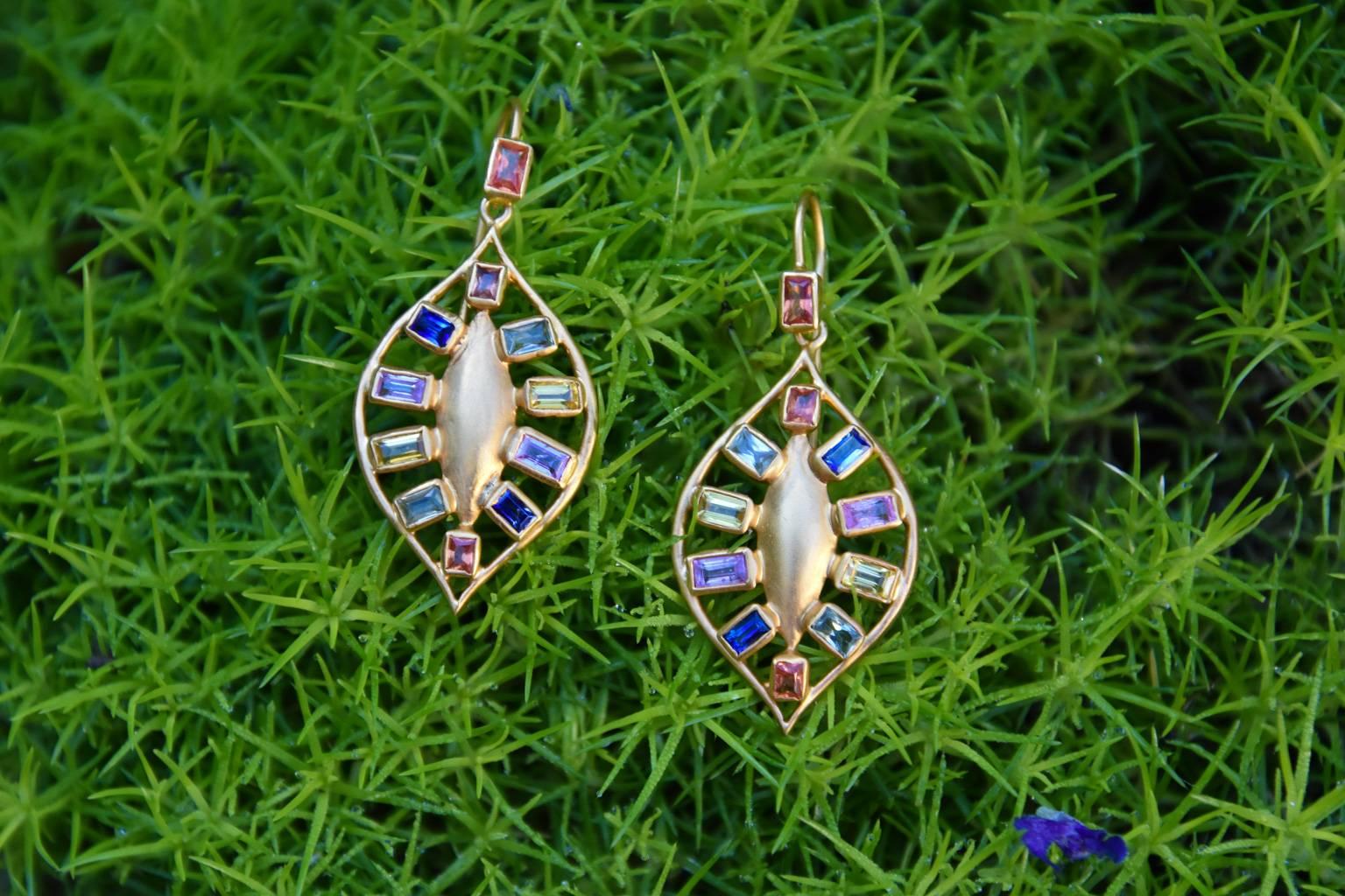 Lauren Harper Multicolored Sapphires Gold Drop Earrings In New Condition For Sale In Winnetka, IL