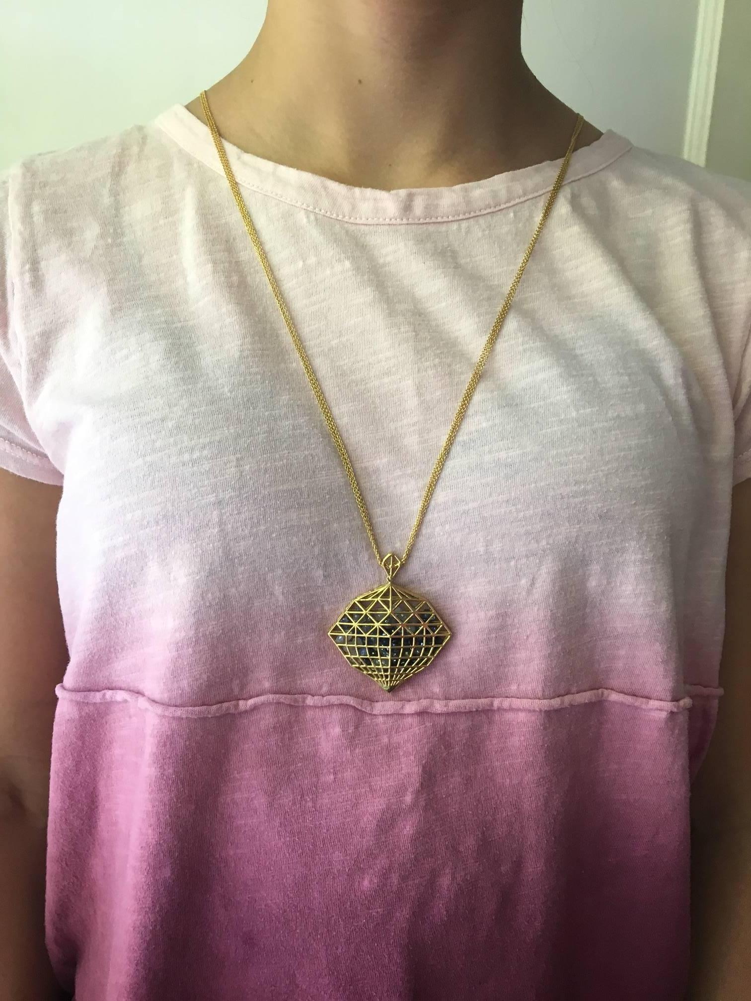 Lauren Harper, collier pendentif Shaker Statement en or 18 carats et saphirs Neuf - En vente à Winnetka, IL