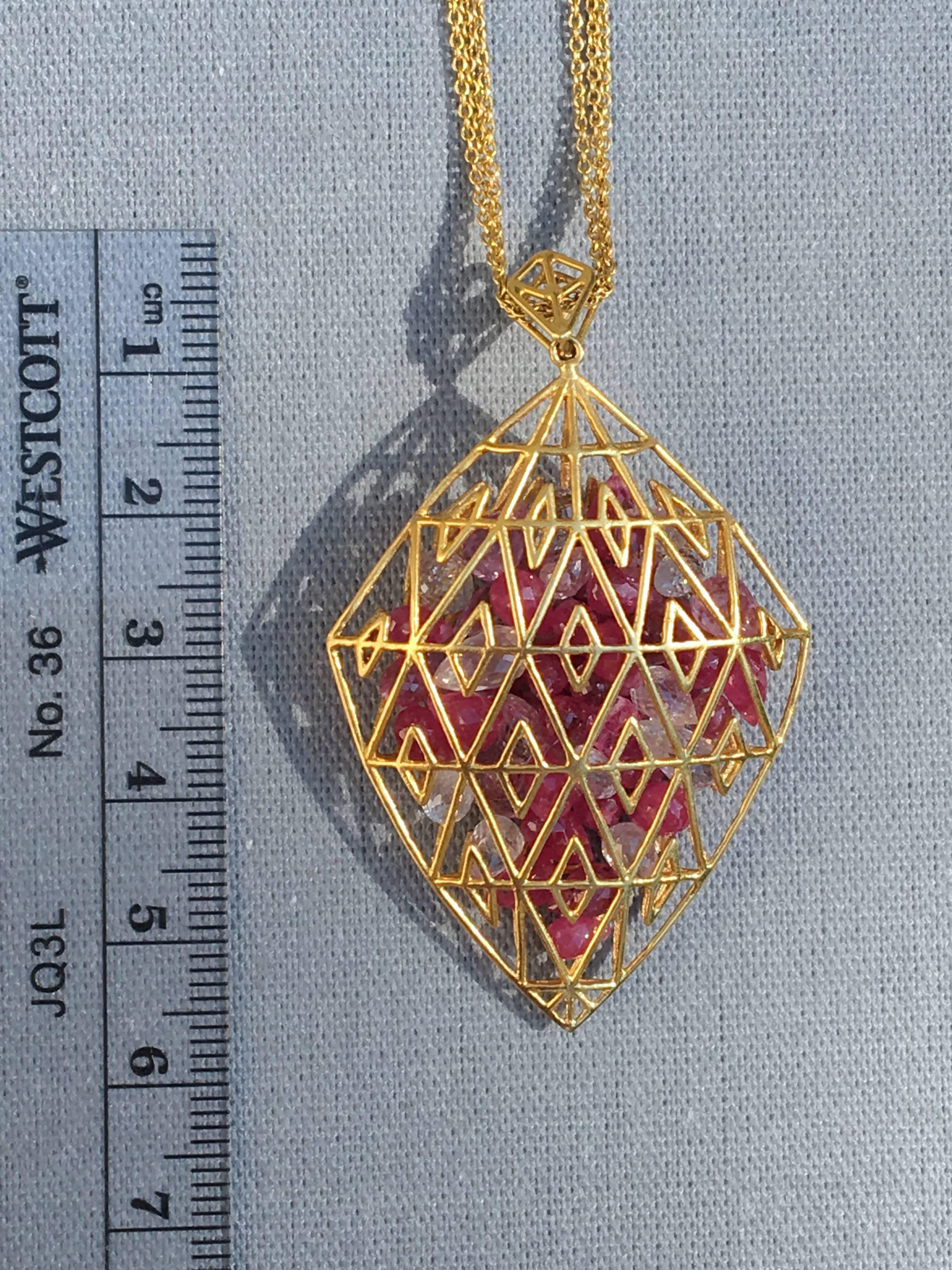 Artiste Collier pendentif en or jaune et saphirs roses de la collection Lauren Harper en vente