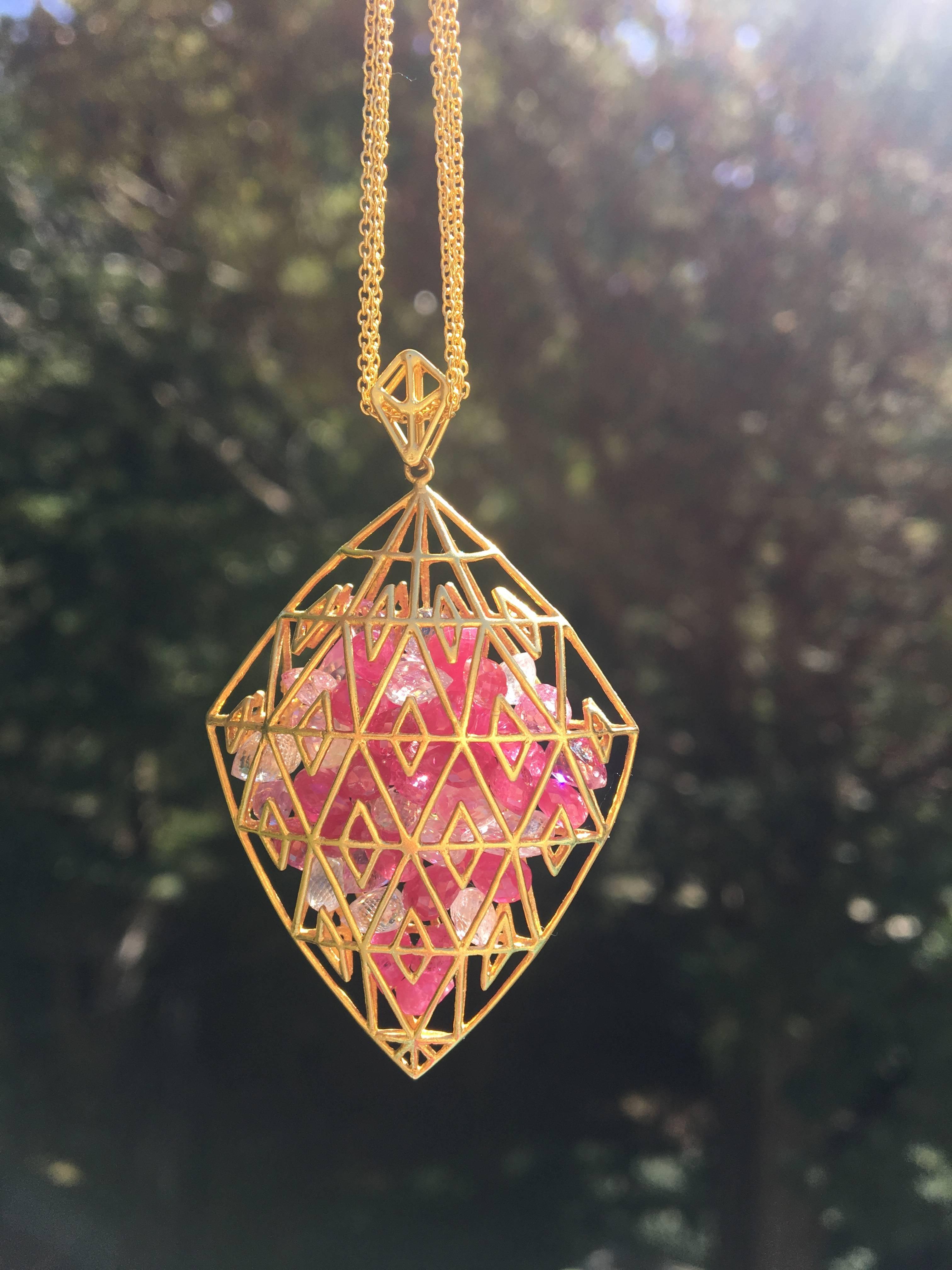 Collier pendentif en or jaune et saphirs roses de la collection Lauren Harper en vente 1