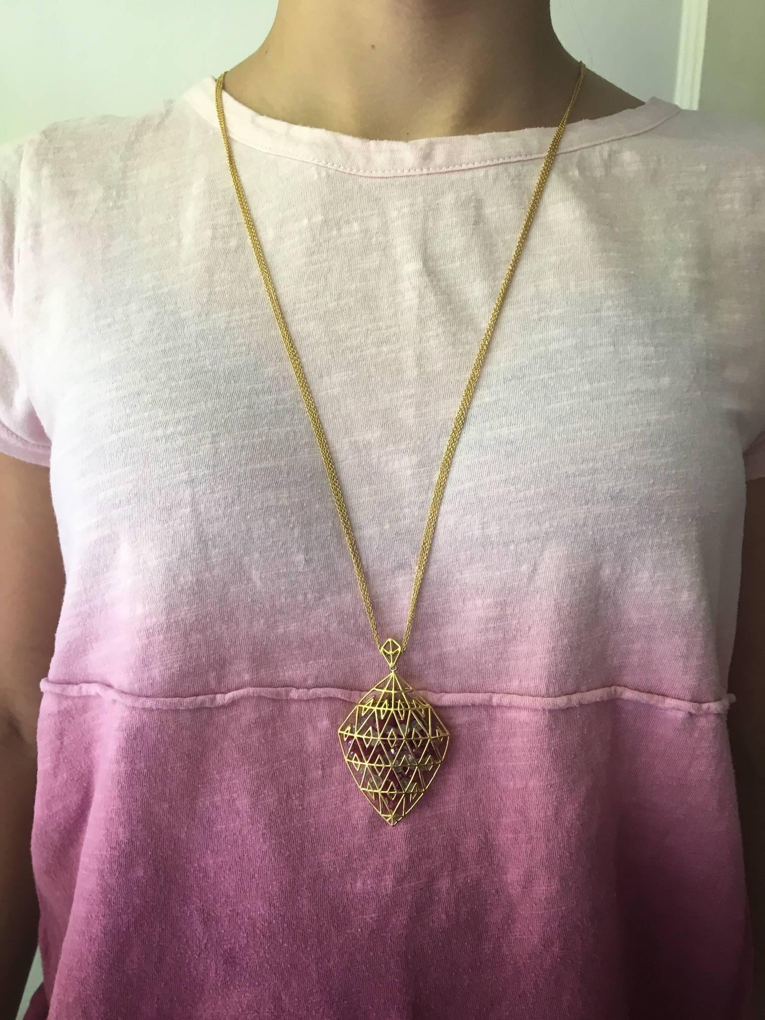 Collier pendentif en or jaune et saphirs roses de la collection Lauren Harper en vente 3