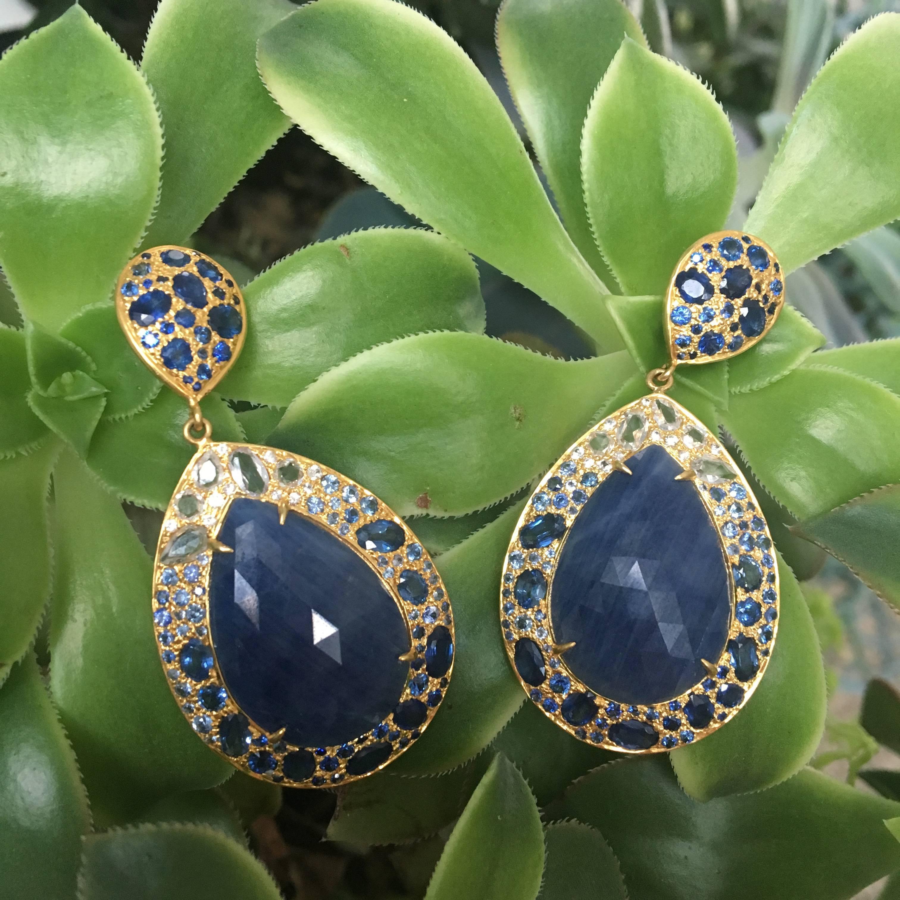Artista Lauren Harper Orecchini a goccia con zaffiro blu e bianco, oro 18 carati, Ombre Post in vendita