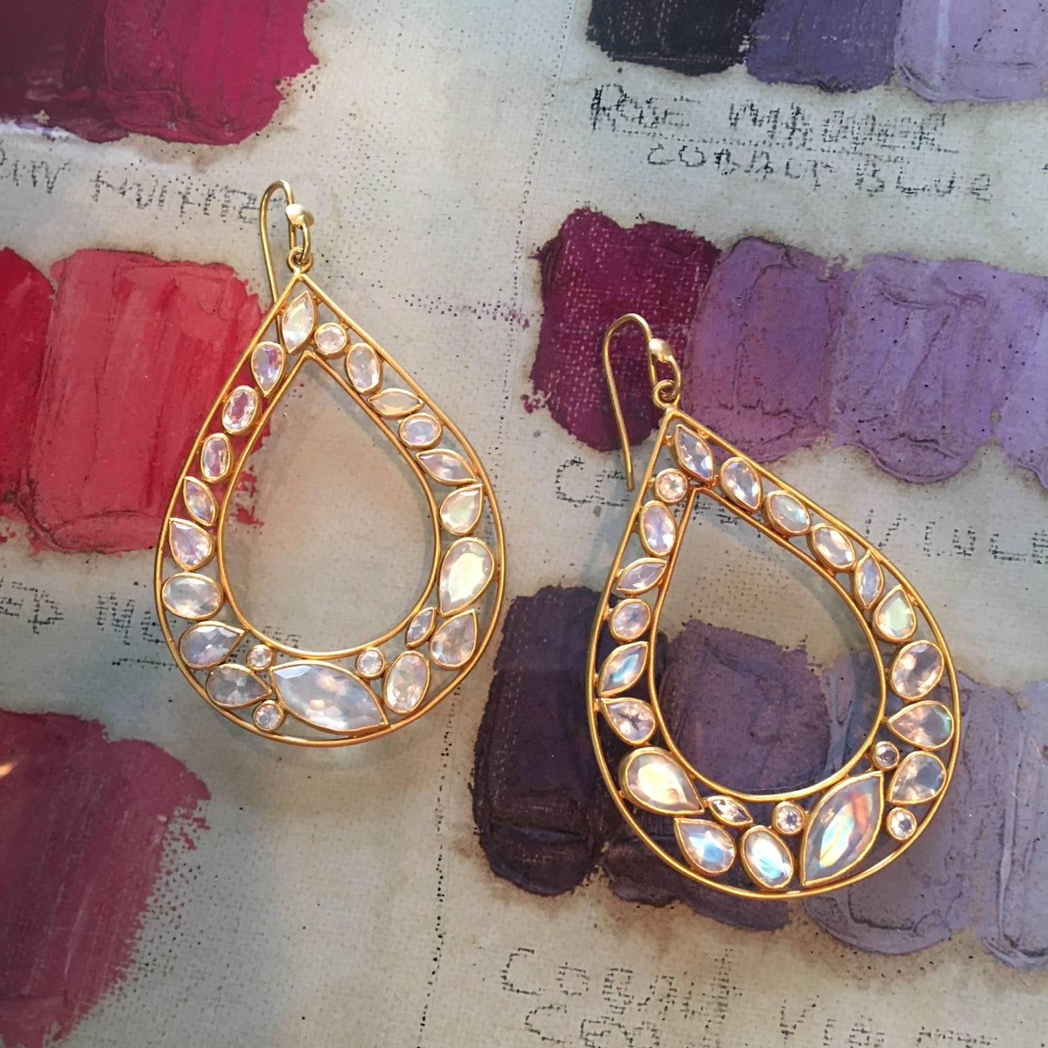 Lauren Harper Rainbow Moonstone, Gold Pear Drop Earrings In New Condition For Sale In Winnetka, IL