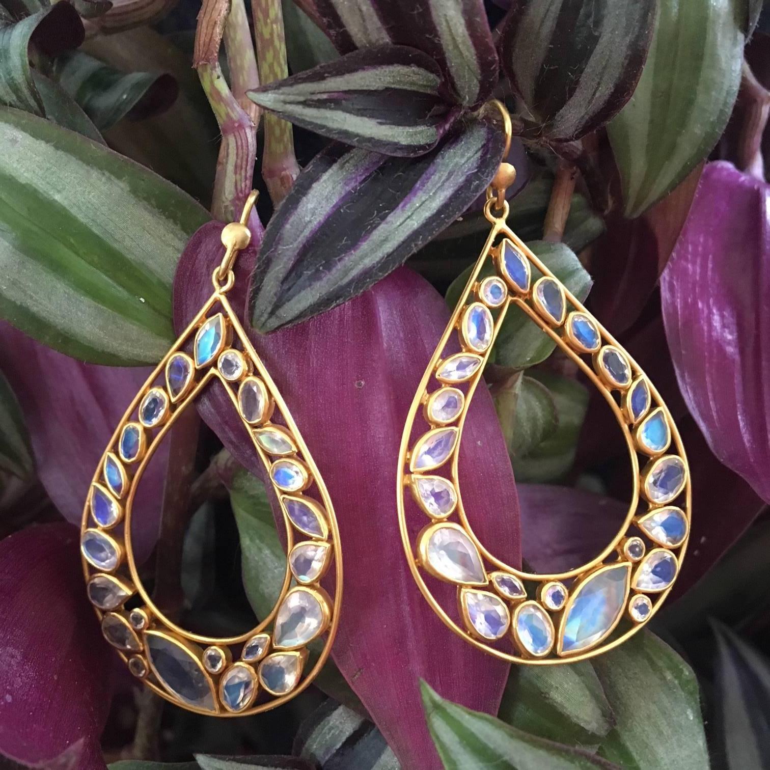 Lauren Harper Rainbow Moonstone, 18kt Gold Pear Drop Earrings In New Condition For Sale In Winnetka, IL