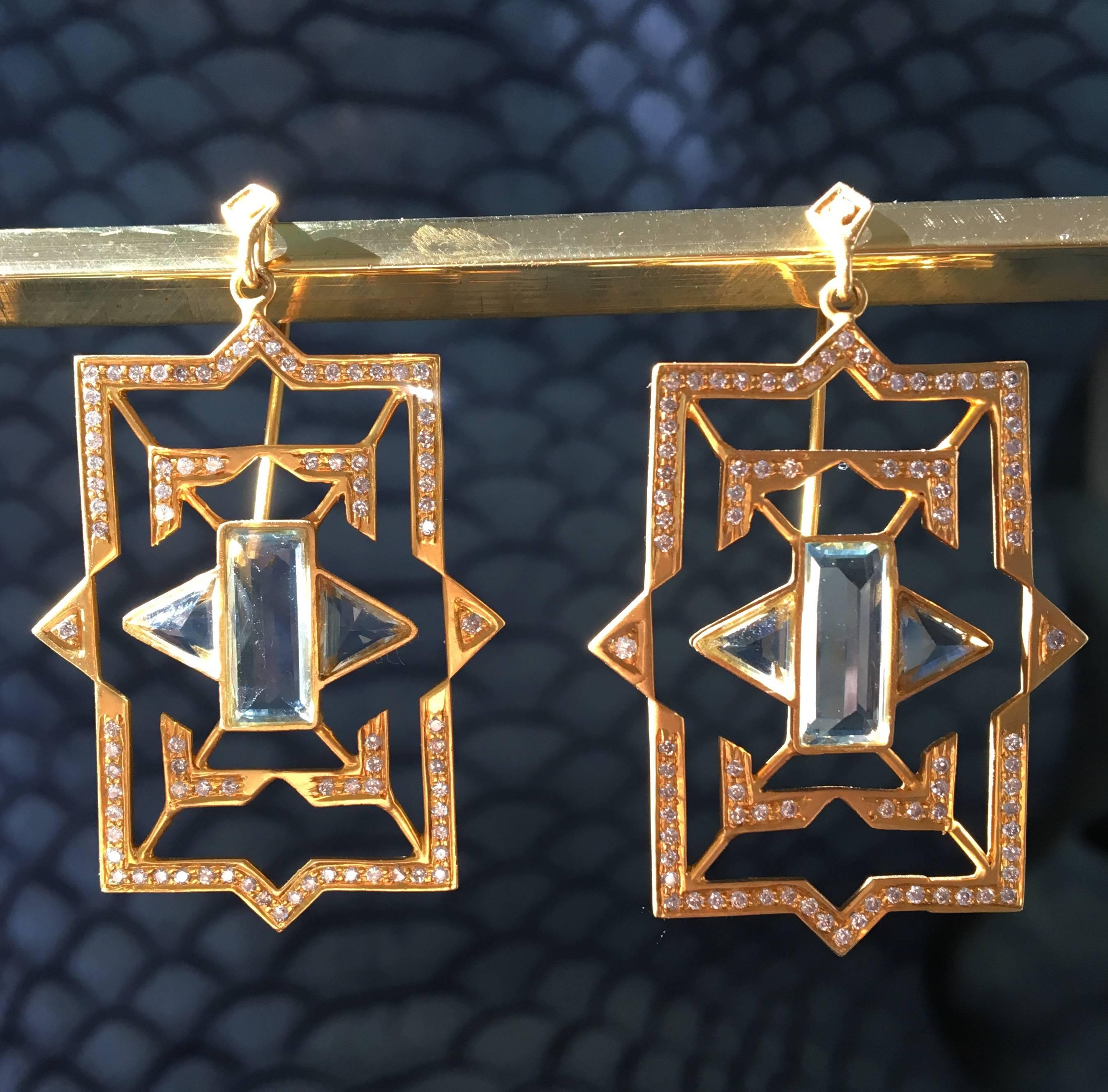 Lauren Harper 4.9 Carat Aquamarine, 1.22 Carat Diamond, Gold Geometric Earrings In New Condition For Sale In Winnetka, IL