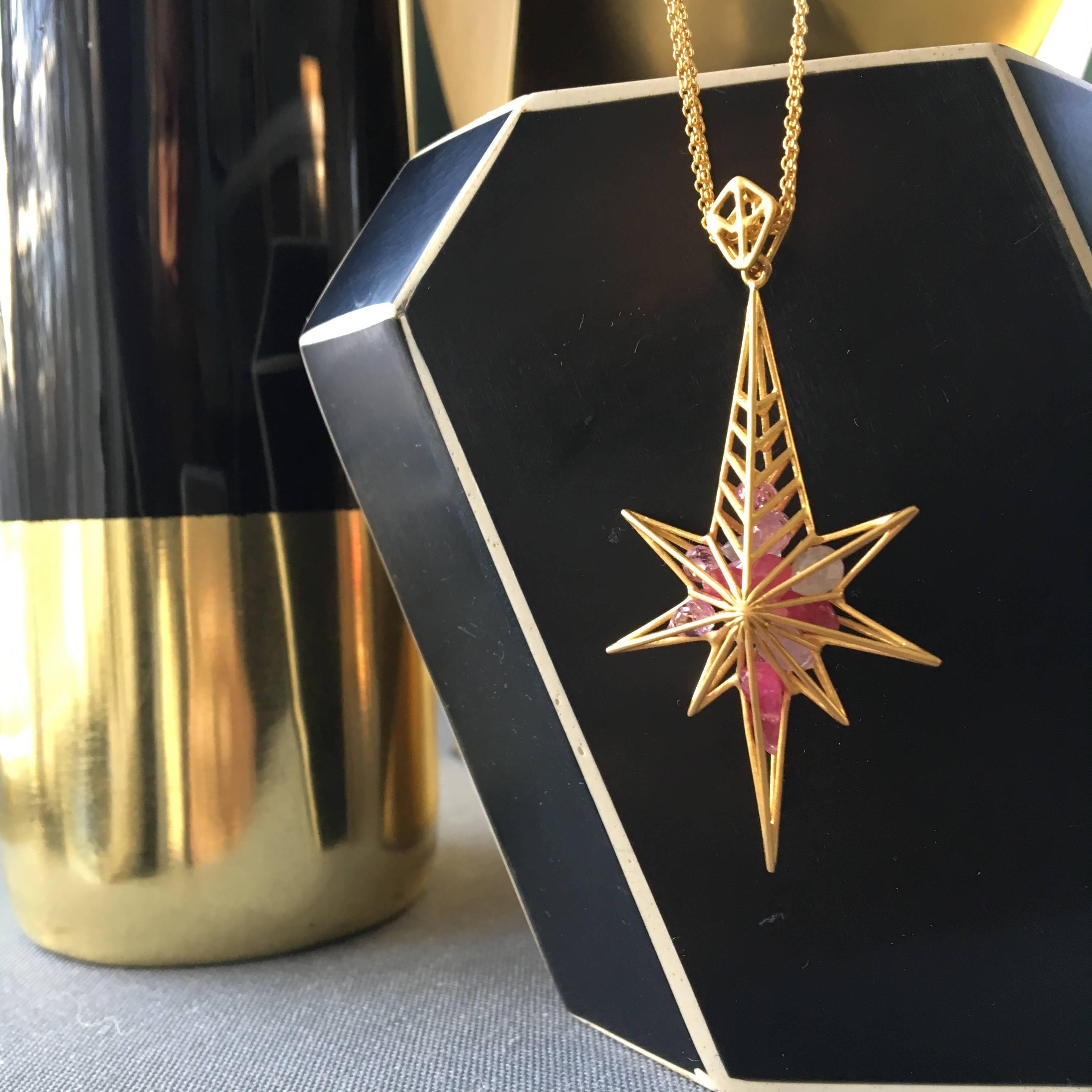 Taille briolette Lauren Harper, collier étoile en or 18 carats et saphir rose sur chaînes en or en vente