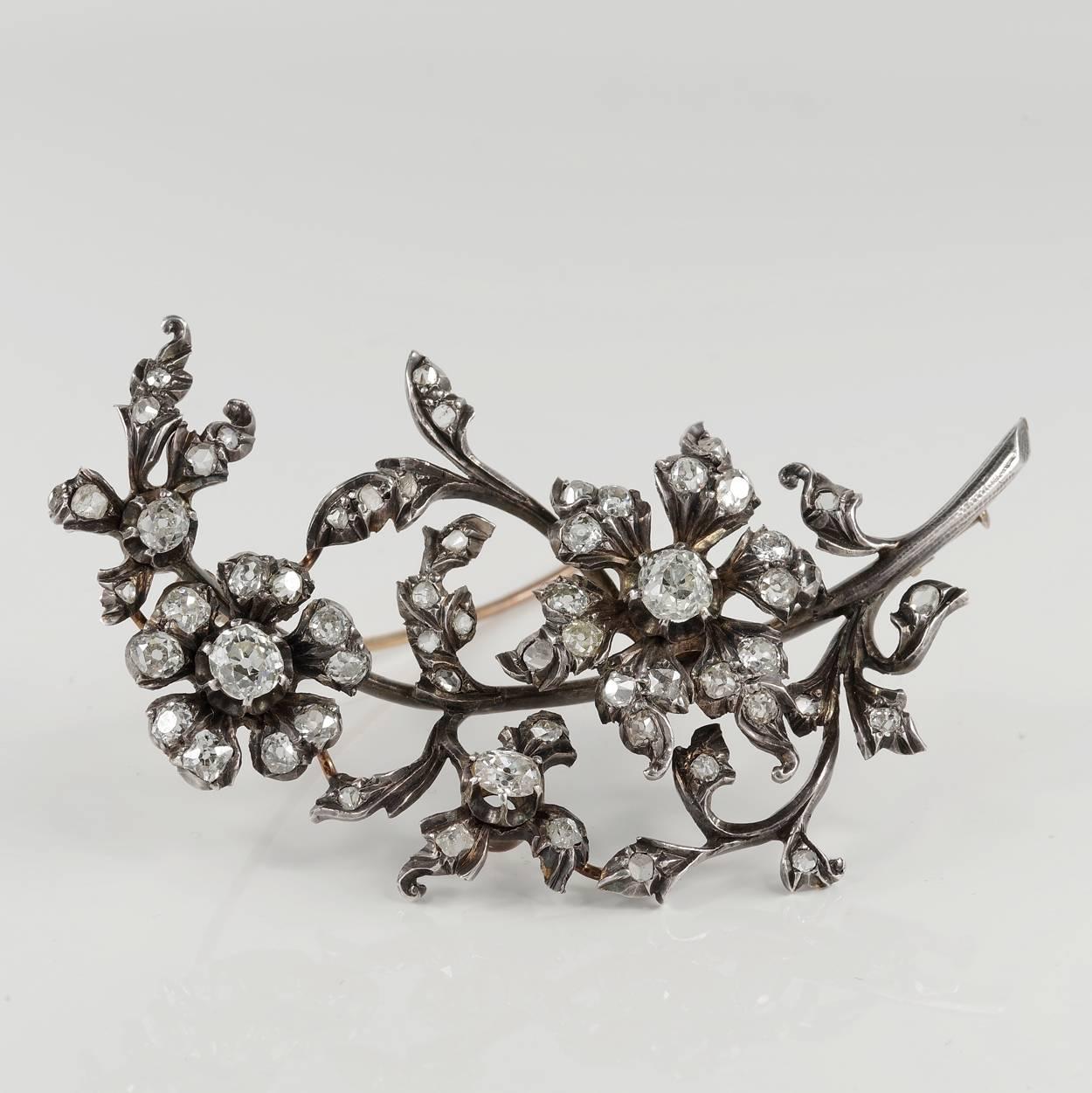 Early Victorian, magnificent floral spray brooch in a remarkable and impressive content of old cut Diamonds between old mine cut set onto flowers and rose cut Diamonds set on the leaf work.
Crafted in 15 KT gold with silver top as for the period -