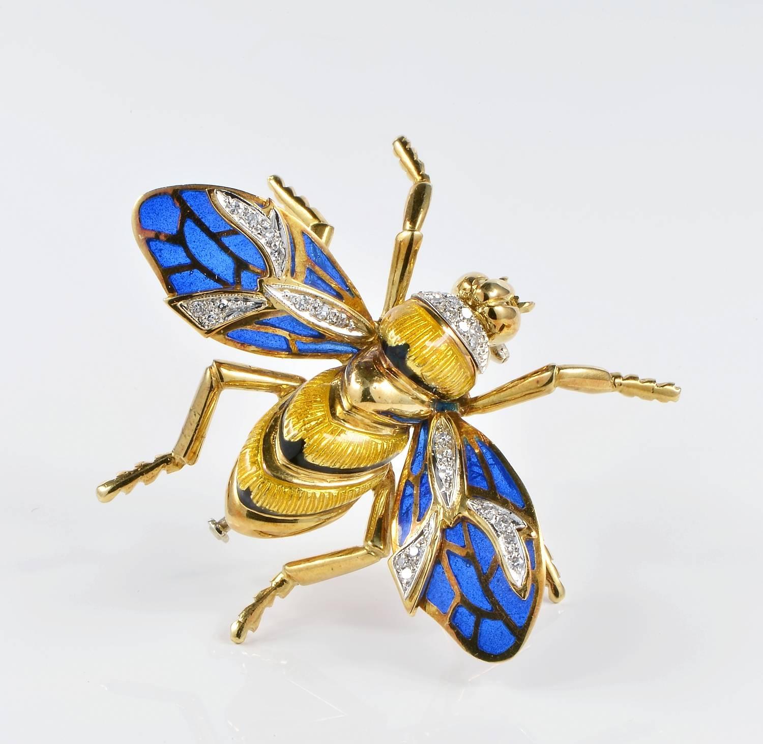 Insect theme have since ever attracted jewellery, here is a terrific example dating 50/60's displaying magnificent art workmanship. An Italian premier example superbly hand crafted of solid 18 KT and Platinum.

Resembling a terrific Bumble Bee of