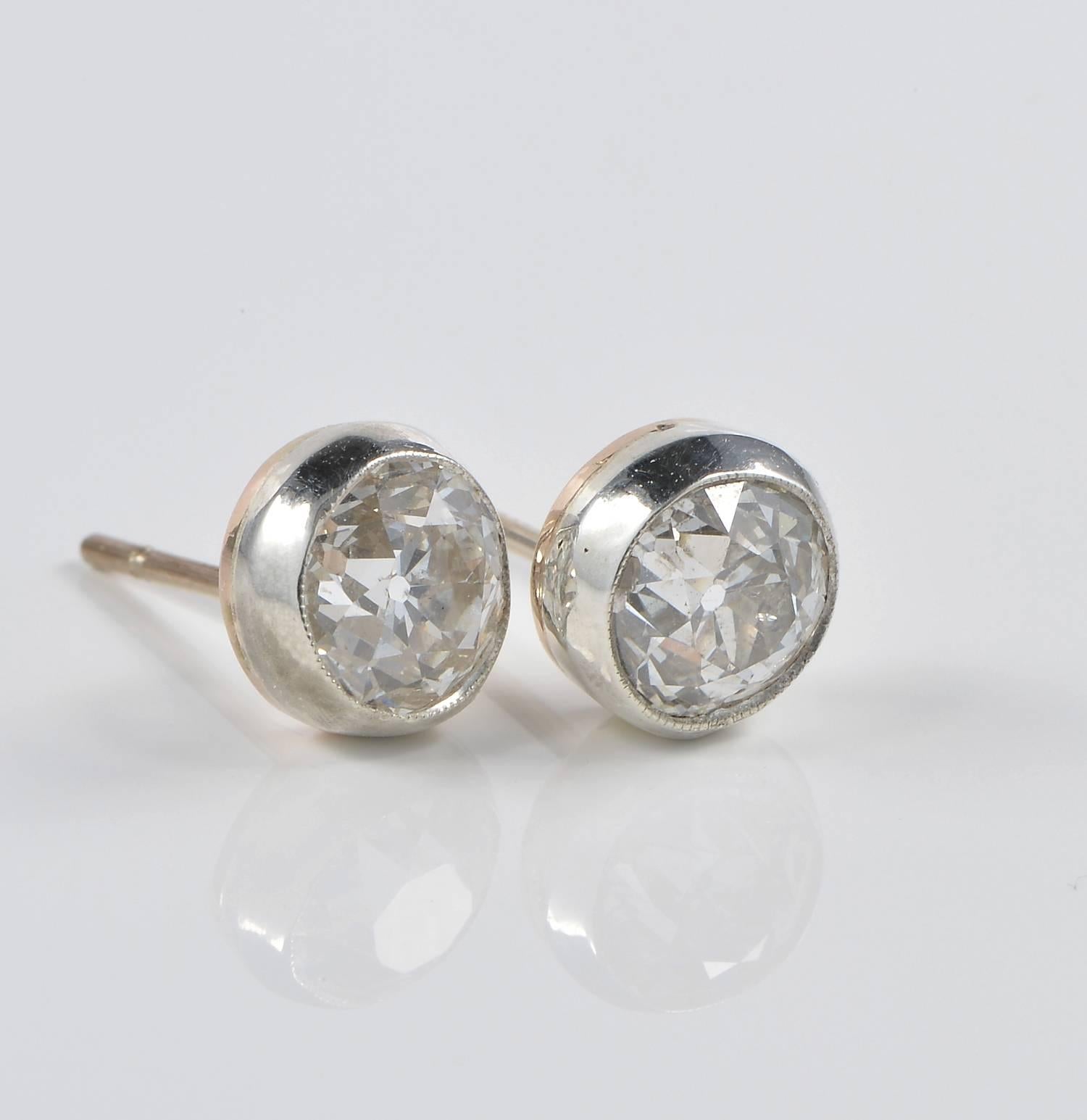 Terrific pair of antique Diamond solitaire ear studs.
Boasting 2 old mine cut Diamonds totalling 2.50 Ct G/H VS/I
Diamonds are set onto a 18 KT solid gold mount topped by silver - not marked
A great addition of the classy Victorian jewellery,