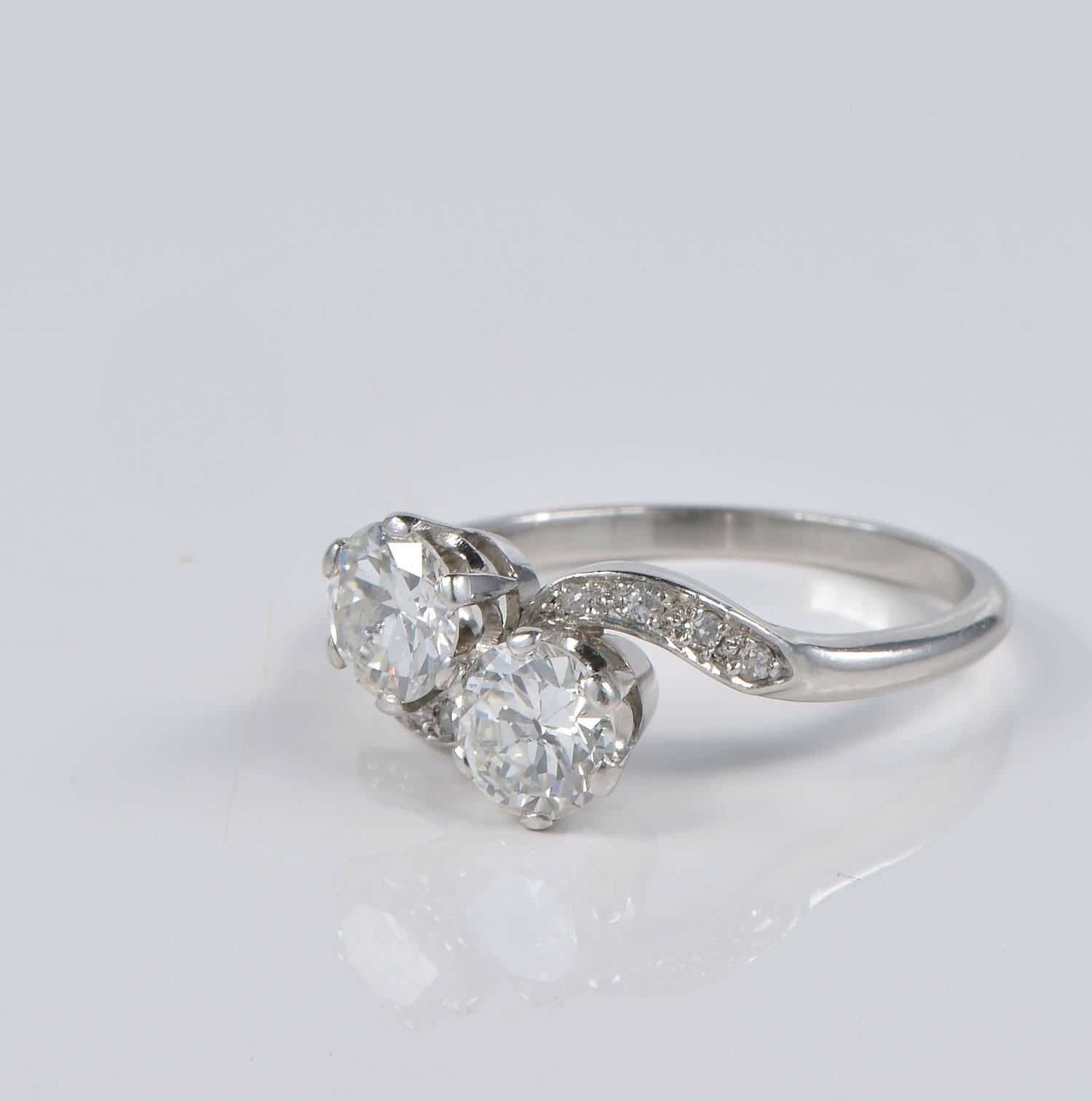 Art Deco 1.45 Carat Diamond You and Me Platinum Ring In Excellent Condition For Sale In Napoli, IT