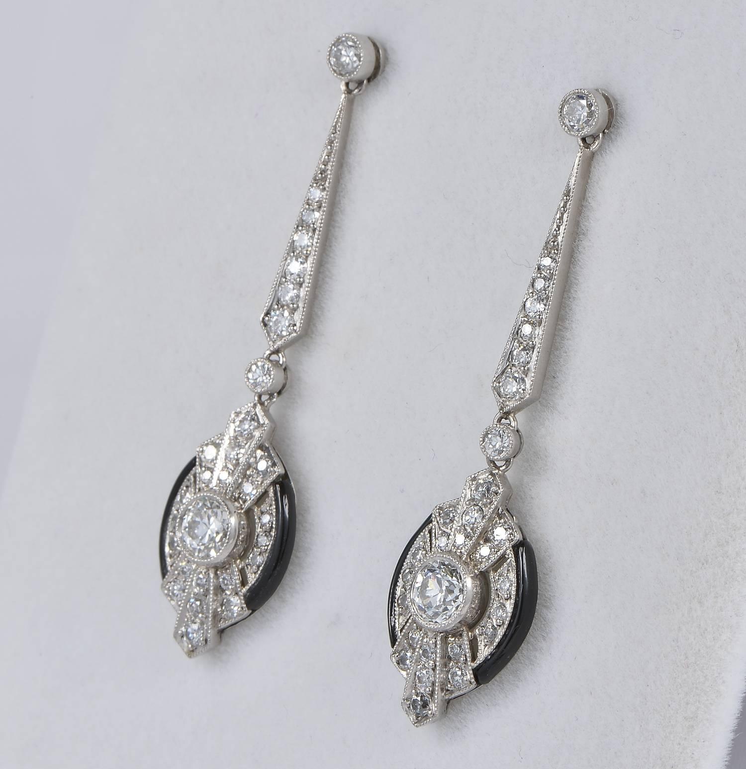 Art Deco 3.0 Carat Diamond Black Onyx Platinum Drop Earrings In Excellent Condition For Sale In Napoli, IT