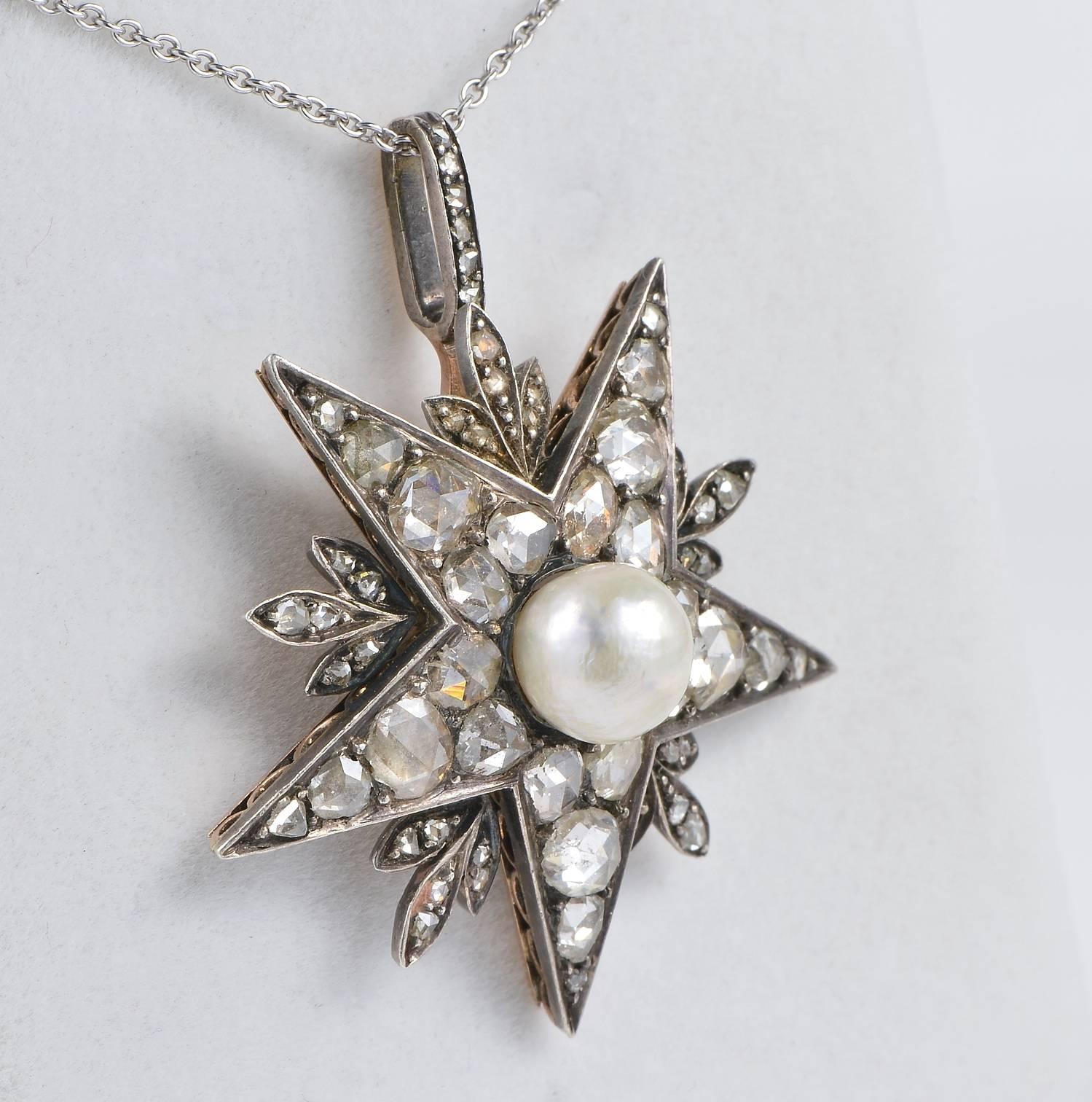 Celestial motif of a large star from the Victorian period, 1860 ca.
centrallys et with a large natural - not nucleated-sea pearl with rose cut Diamondsa as complementary gemstones.
Approx 4.50 ct of Diamonds (measured by the spread); fine quality