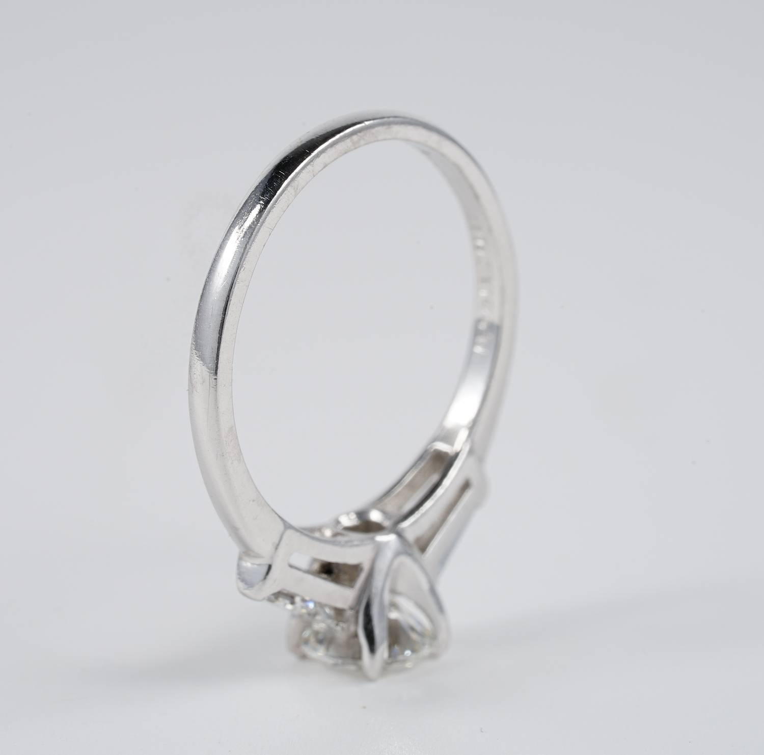 Women's Art Deco 1.05 Carat G VS Diamond Platinum Engagement Ring