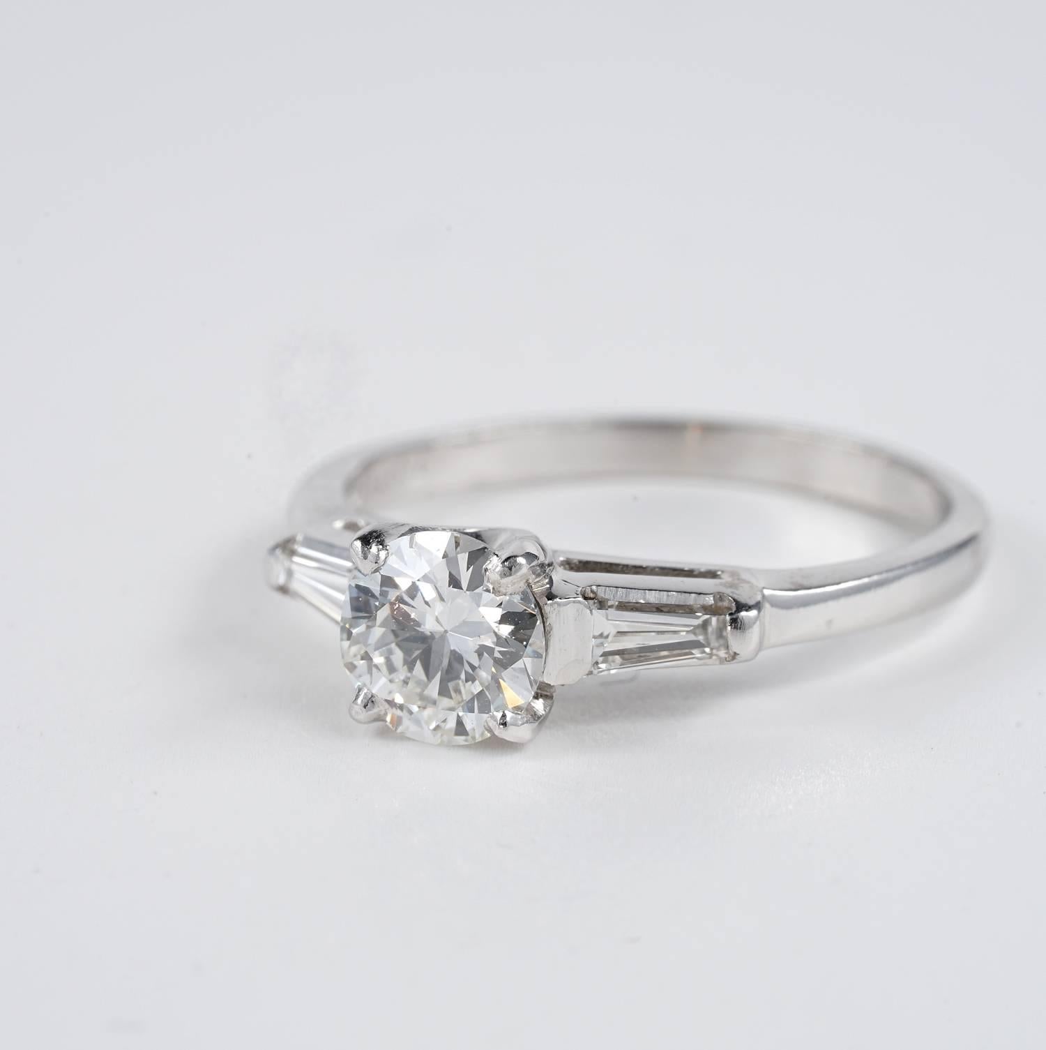 Art Deco 1.05 Carat G VS Diamond Platinum Engagement Ring In Excellent Condition In Napoli, IT