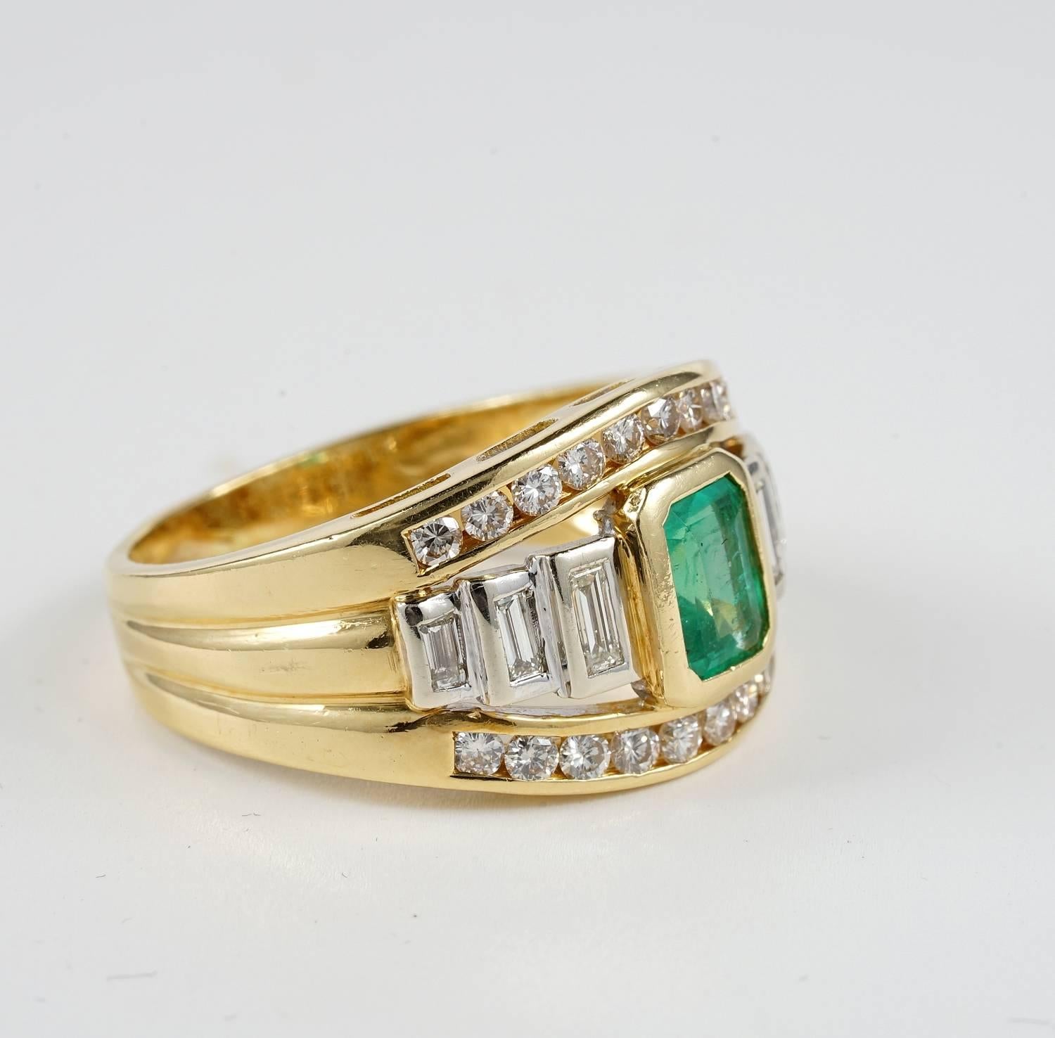 Contemporary 1.0 Carat Colombian Emerald and Diamond Vintage Ring For Sale