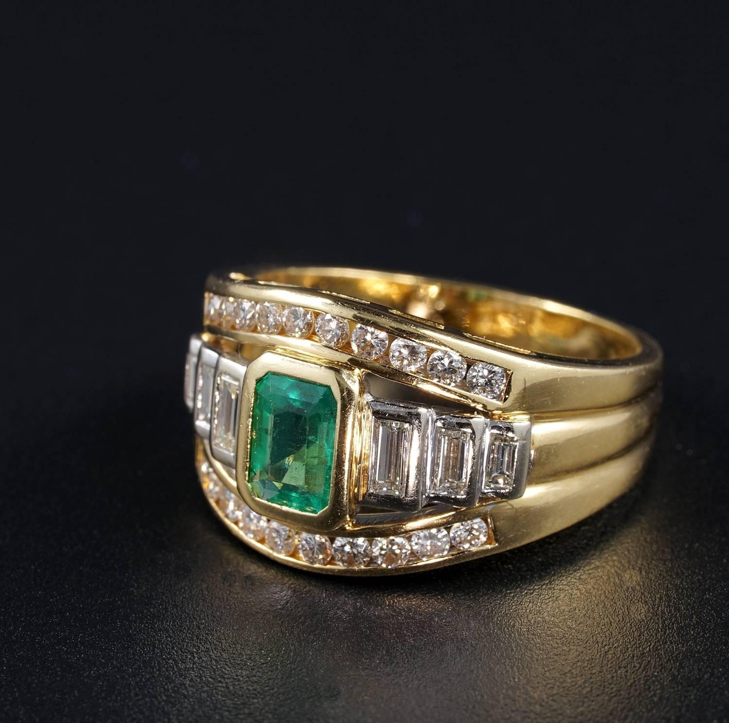 1.0 Carat Colombian Emerald and Diamond Vintage Ring In Fair Condition For Sale In Napoli, IT