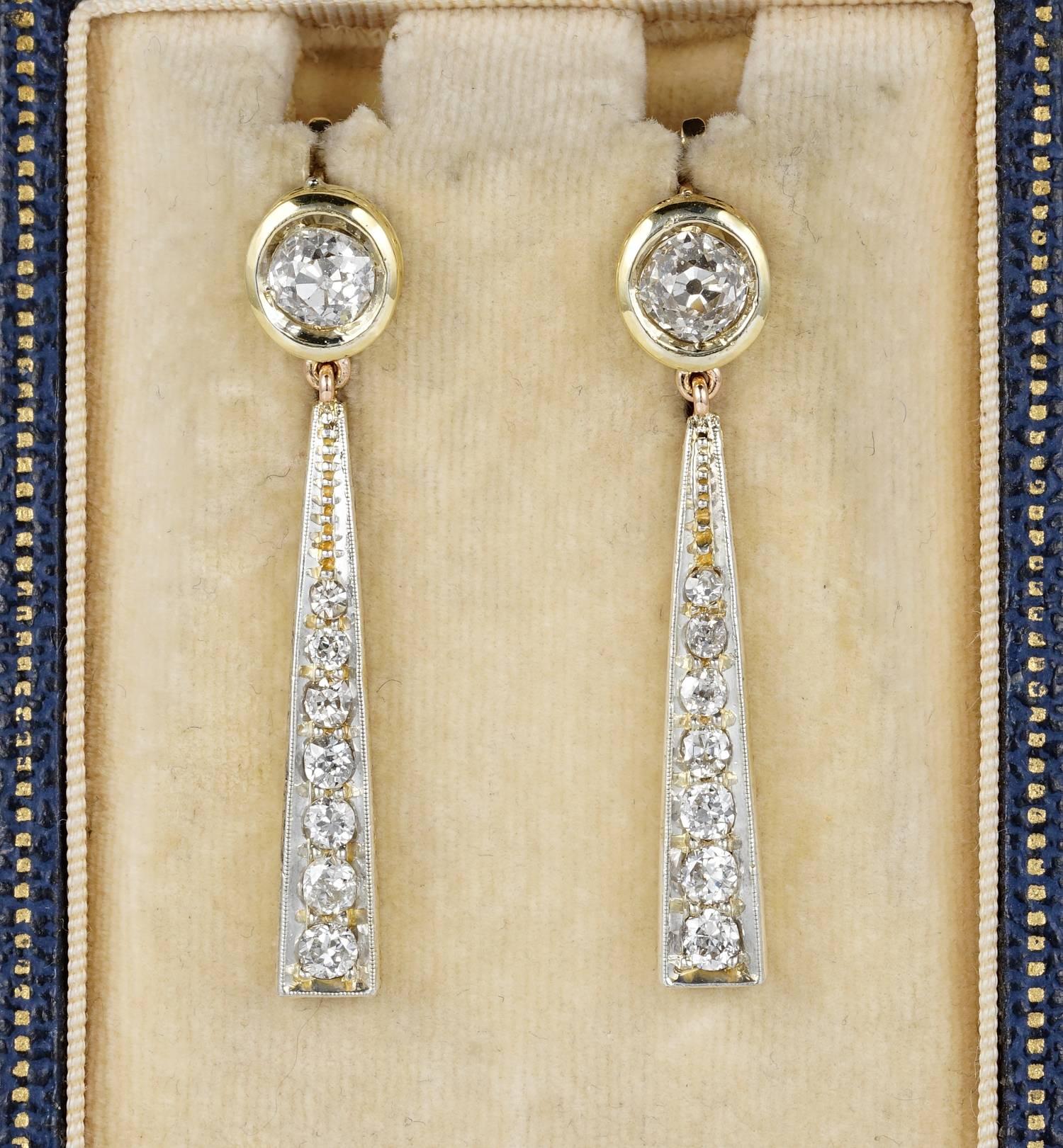 An exquisite pair of Edwardian Diamond drop earrings elegantly designed with a top large Diamodn solitaire and sleek drop od Diamonds.
Refined in design, finely crafted of solid 18 KT gold and Platinum, marked.
Top Diamonds are two oval old mine