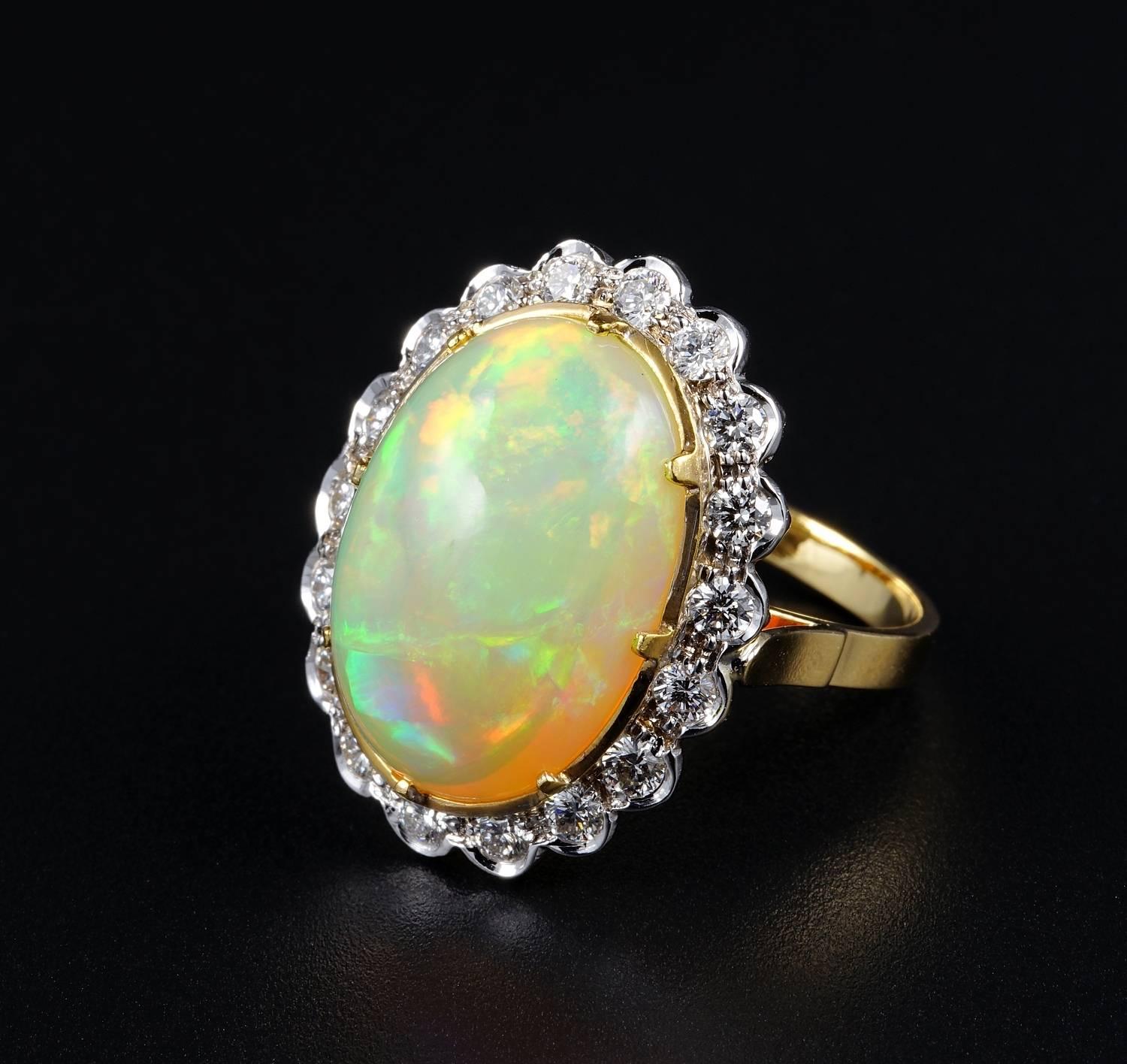 10.0 Carat Natural Opal 1.10 Carat G VVS Diamond Vintage Ring In Good Condition For Sale In Napoli, IT