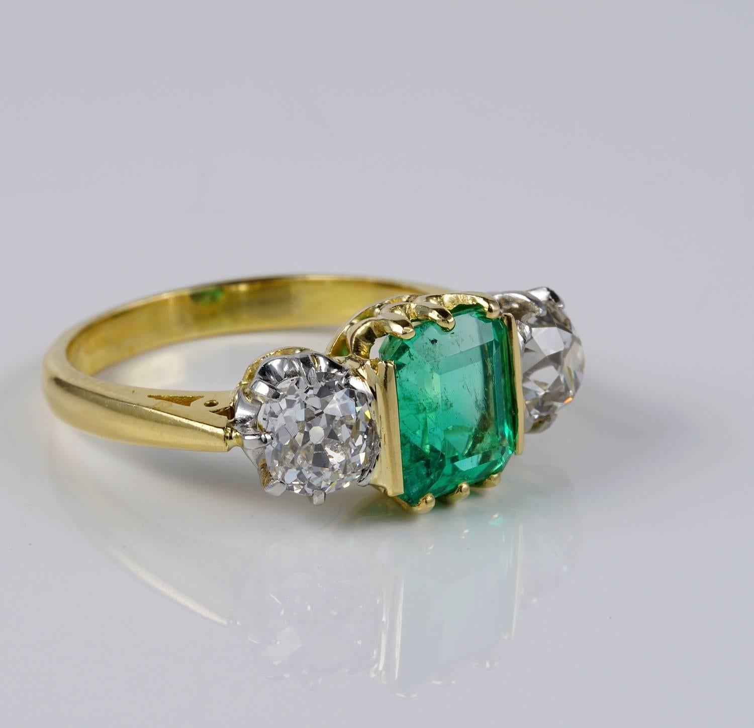 Victorian 2.90 Carat Natural Colombian Emerald 1.80 Ct Diamond Rare Trilogy Ring In Good Condition For Sale In Napoli, IT