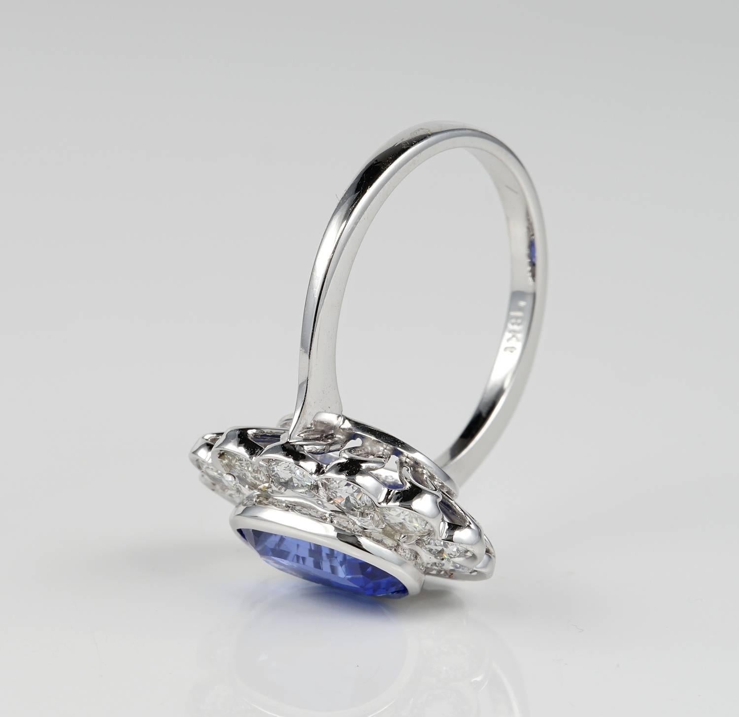 Certified 4.50 Carat No Heat Ceylon Sapphire and 1.80 Carat Diamond Rare Ring In Good Condition For Sale In Napoli, IT