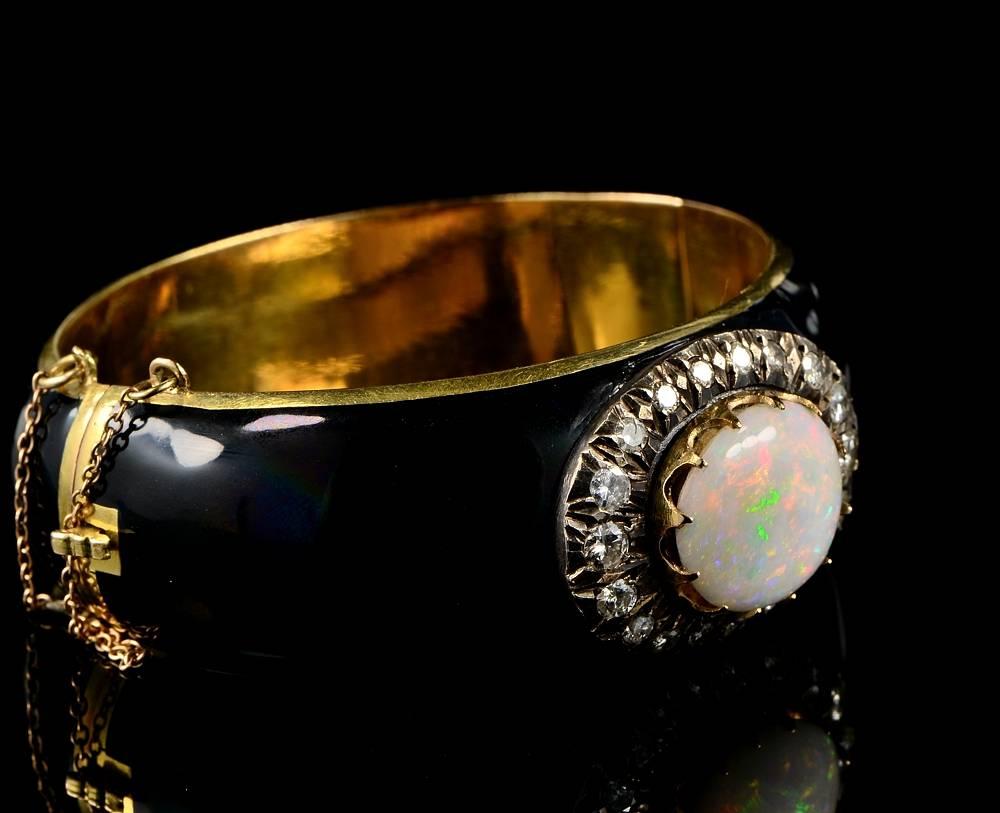 1870s Victorian 7.0 Carat Natural Harlequin Opal Diamond Enamel Gold Bangle In Excellent Condition For Sale In Napoli, IT