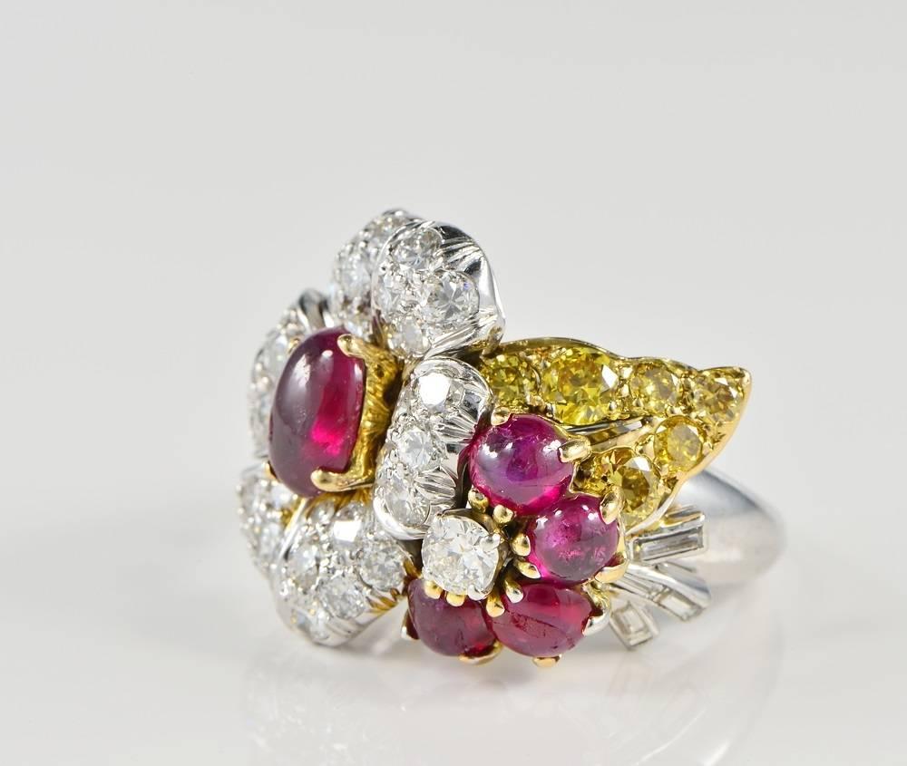 1960s Ruby Diamond Flower Platinum Gold Ring In Excellent Condition In Napoli, IT