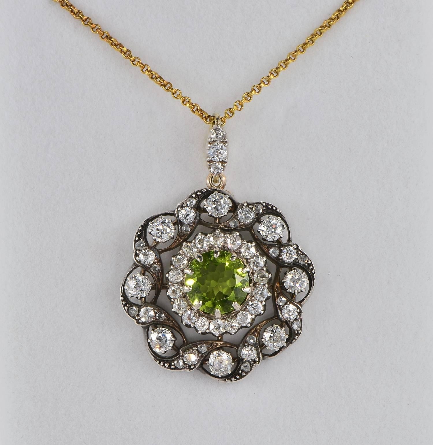 Authentic Victorian 1870 ca.

Beautiful display of old mine cut Diamonds in combination to a vibrant Natural Peridot modelled as a large flower of remarkable glistening sparkle
Finest Victorian workmanship of solid 18 Kt gold with silver portions -