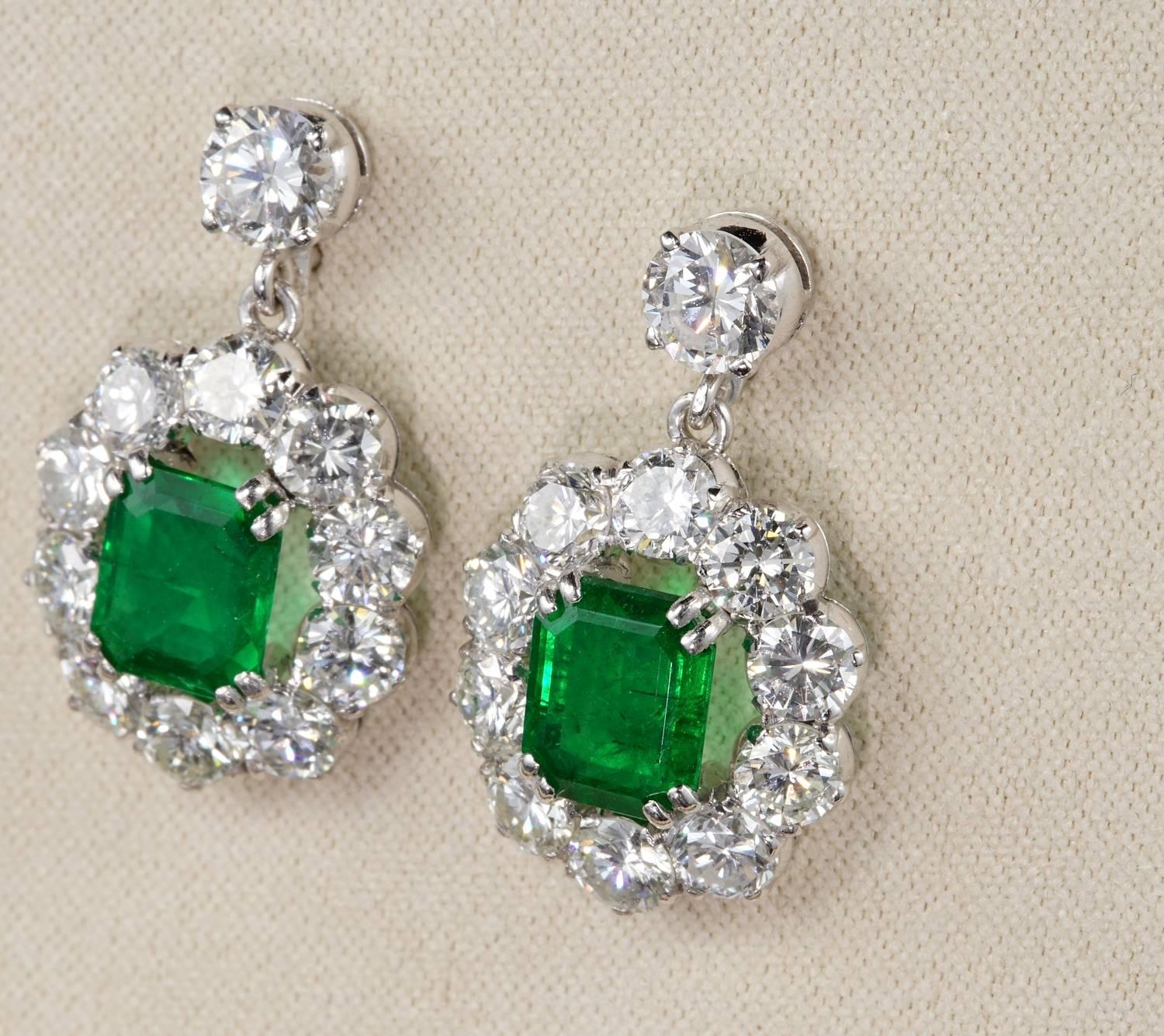 Spectacular Vintage 2.00 Carat Emerald 4.50 Carat Diamond Platinum Earrings In Good Condition For Sale In Napoli, IT